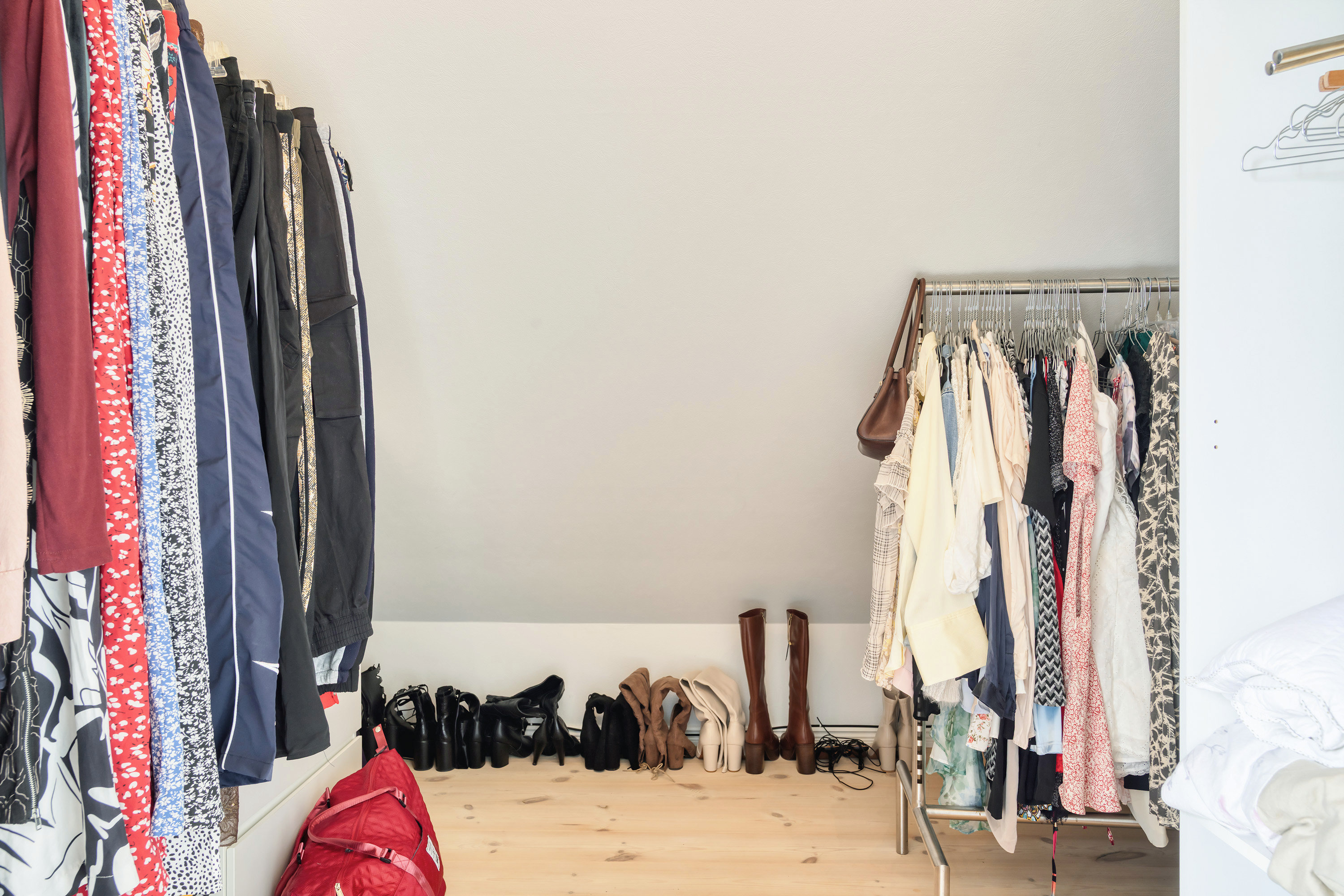 Fremhævet walkin closet billede i fuldskærmstilstand. Billede af Gl. Landevej 35, Toreby, 4891 Toreby L