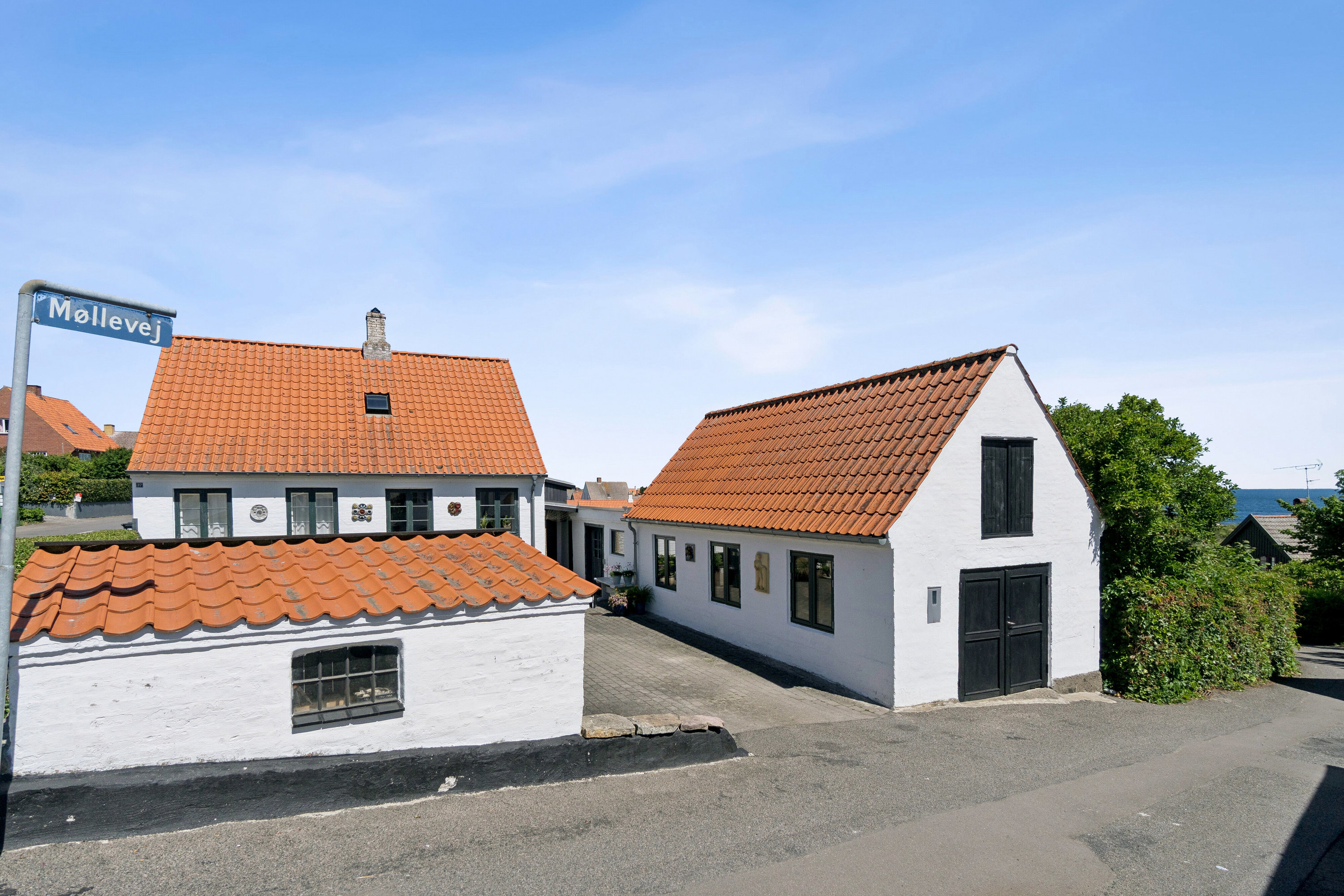 Fremhævet facade billede i fuldskærmstilstand. Billede af Gaden 37, Aarsdale, 3740 Svaneke
