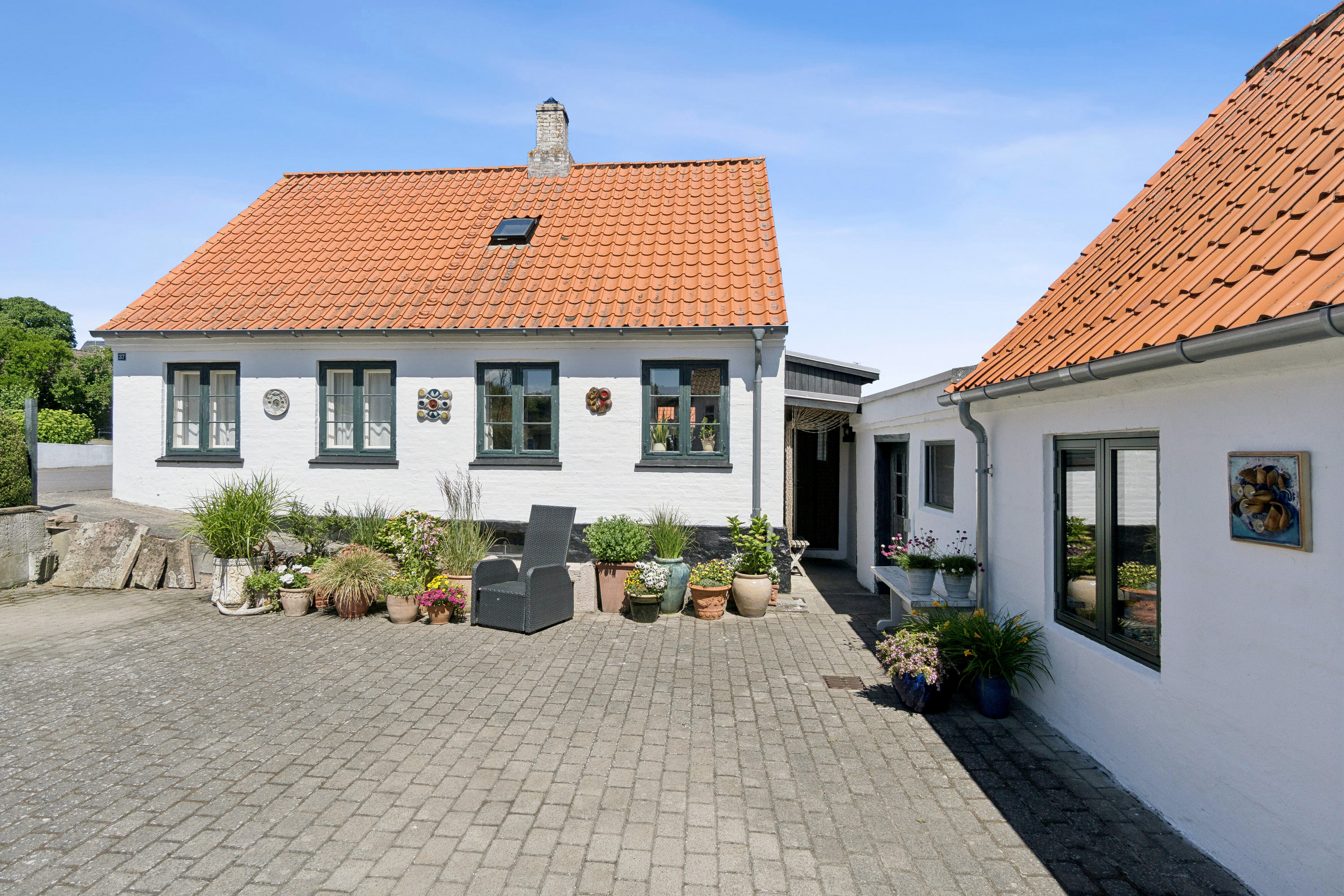 Fremhævet set fra haven billede i fuldskærmstilstand. Billede af Gaden 37, Aarsdale, 3740 Svaneke