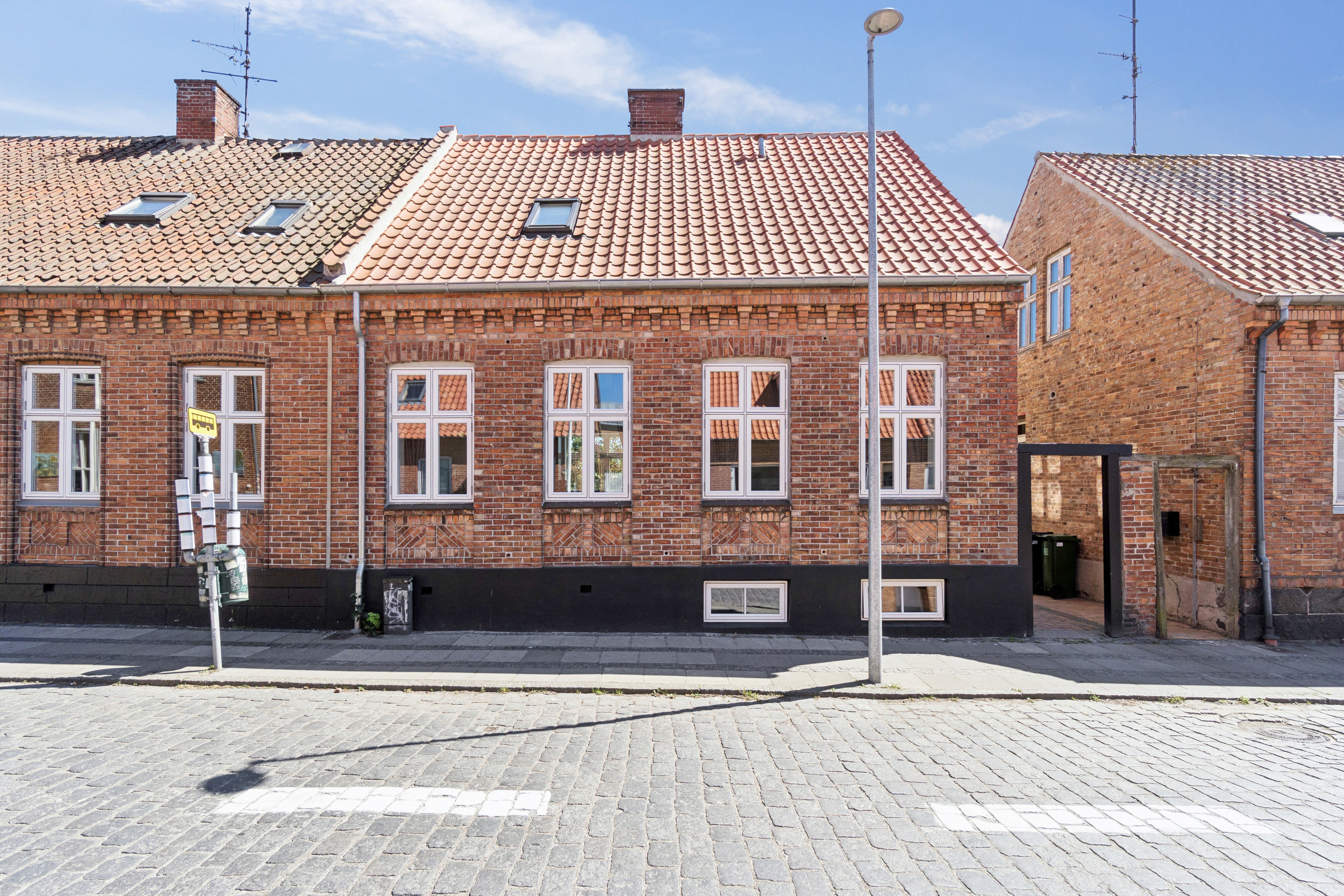 Fremhævet facade billede i fuldskærmstilstand. Billede af Snellemark 8, Rønne, 3700 Rønne