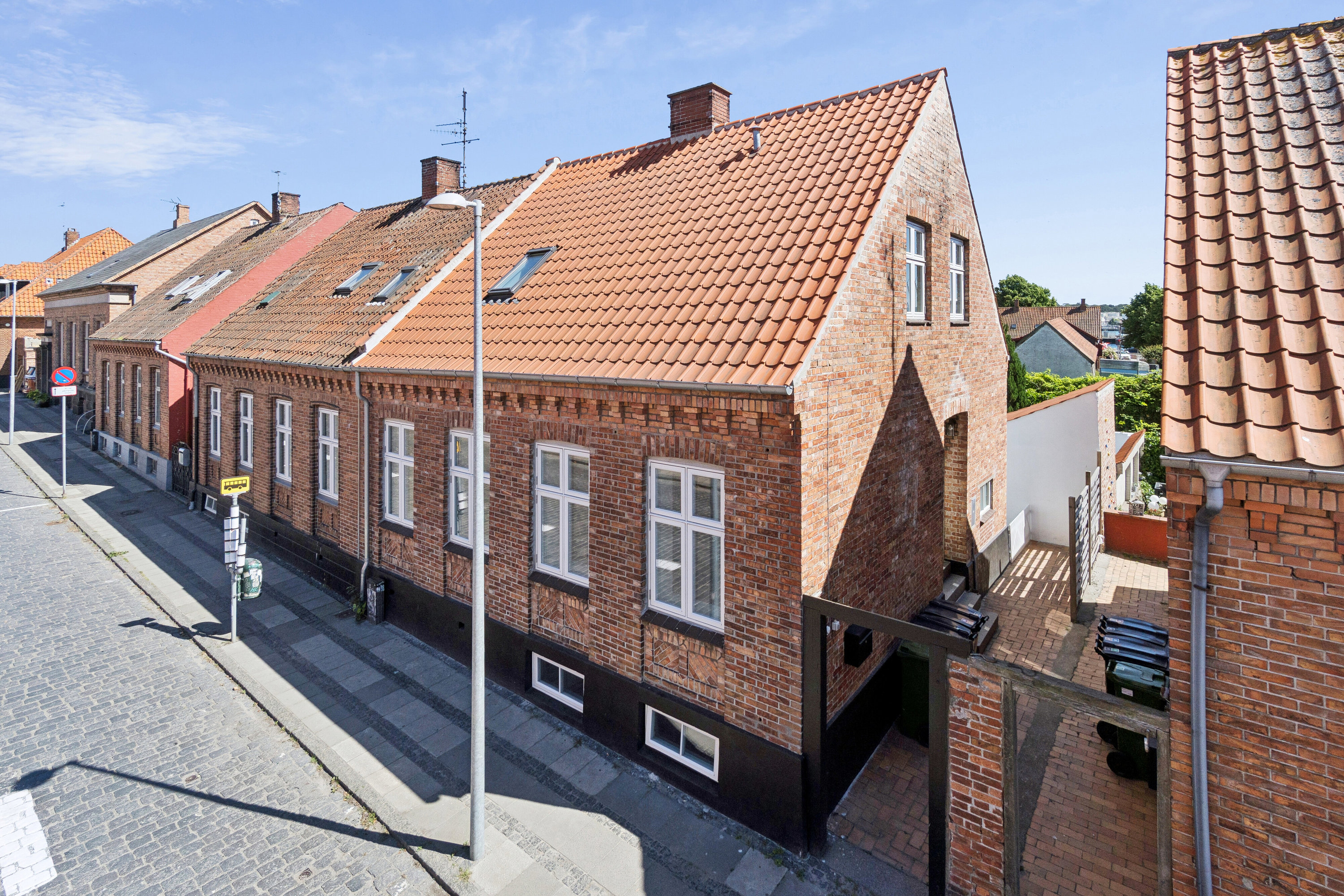 Fremhævet facade billede i fuldskærmstilstand. Billede af Snellemark 8, Rønne, 3700 Rønne