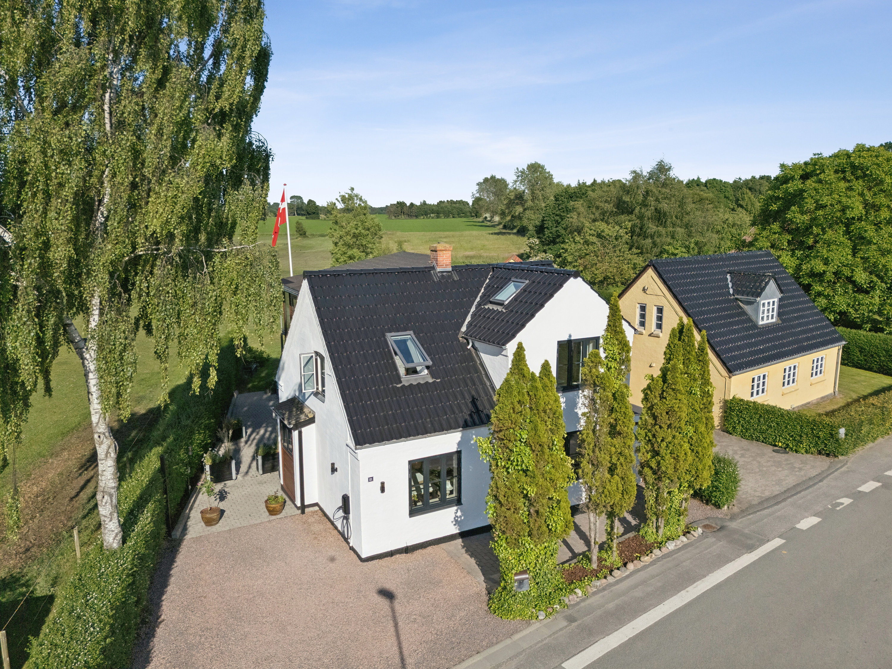 Fremhævet set fra vejen billede i fuldskærmstilstand. Billede af Måre Byvej 21, Måre, 5853 Ørbæk