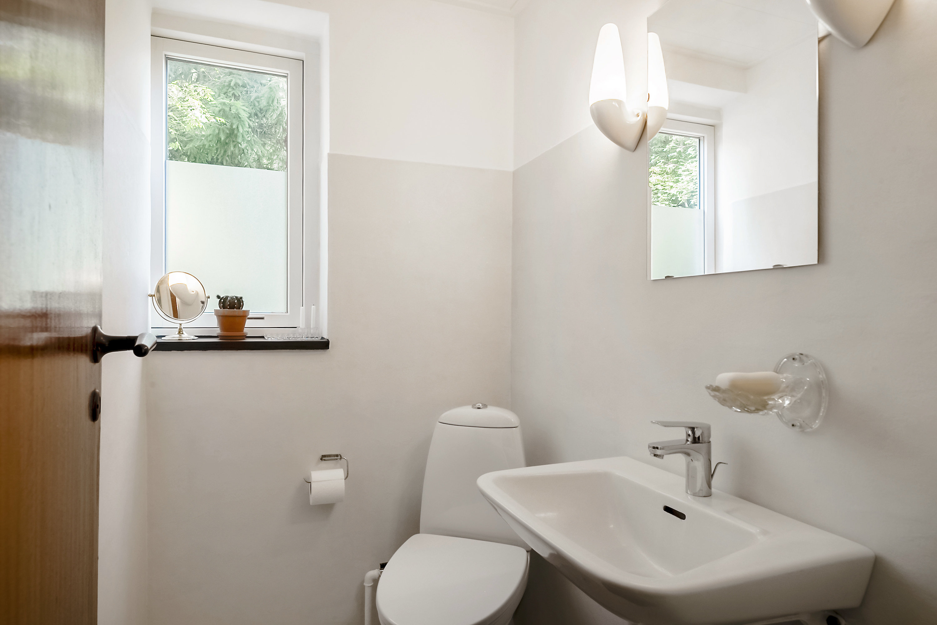 Fremhævet toilet billede i fuldskærmstilstand. Billede af Jegstrupvej 12, 8361 Hasselager