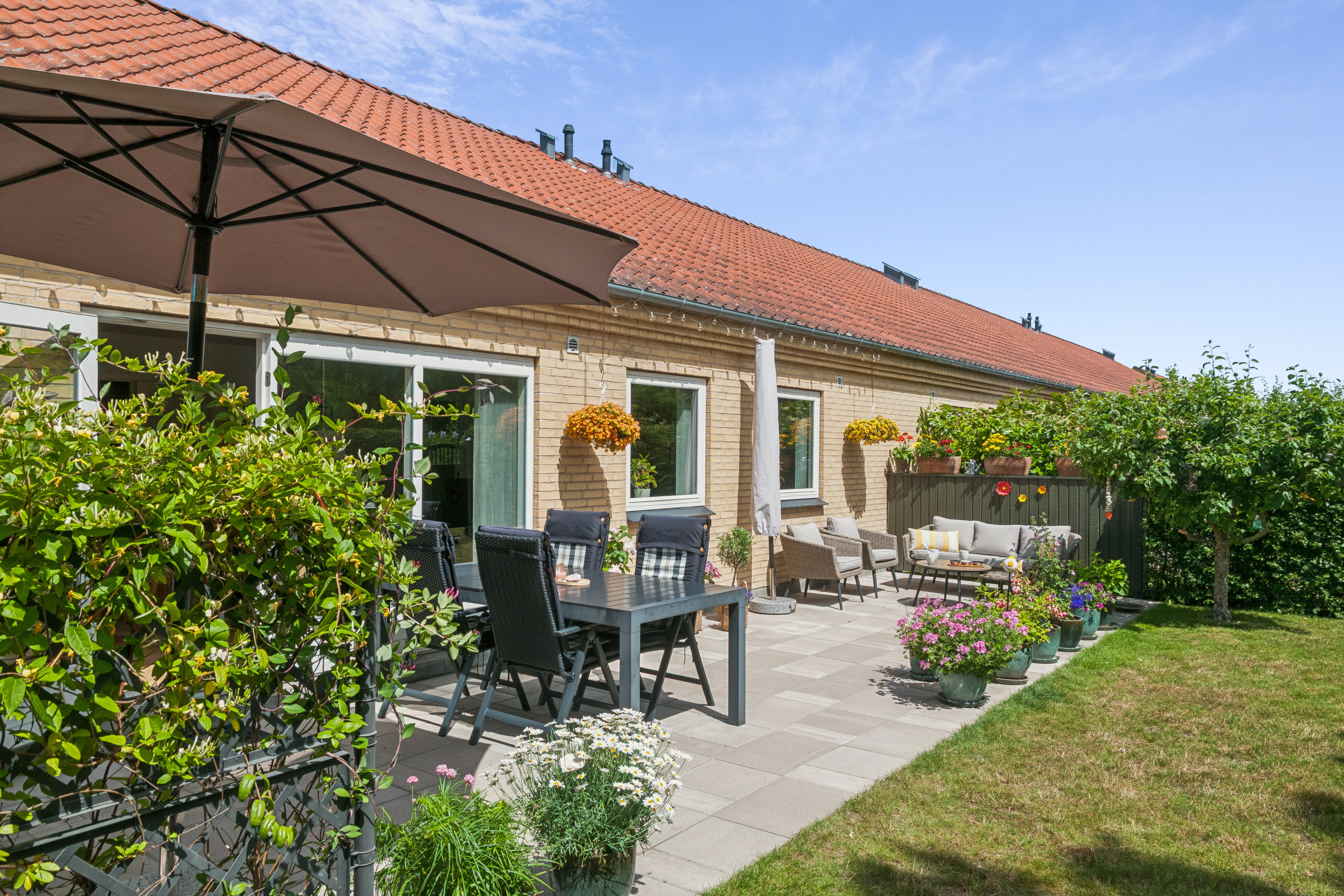 Fremhævet terrasse billede i fuldskærmstilstand. Billede af Hyld Ager 122, 2770 Kastrup