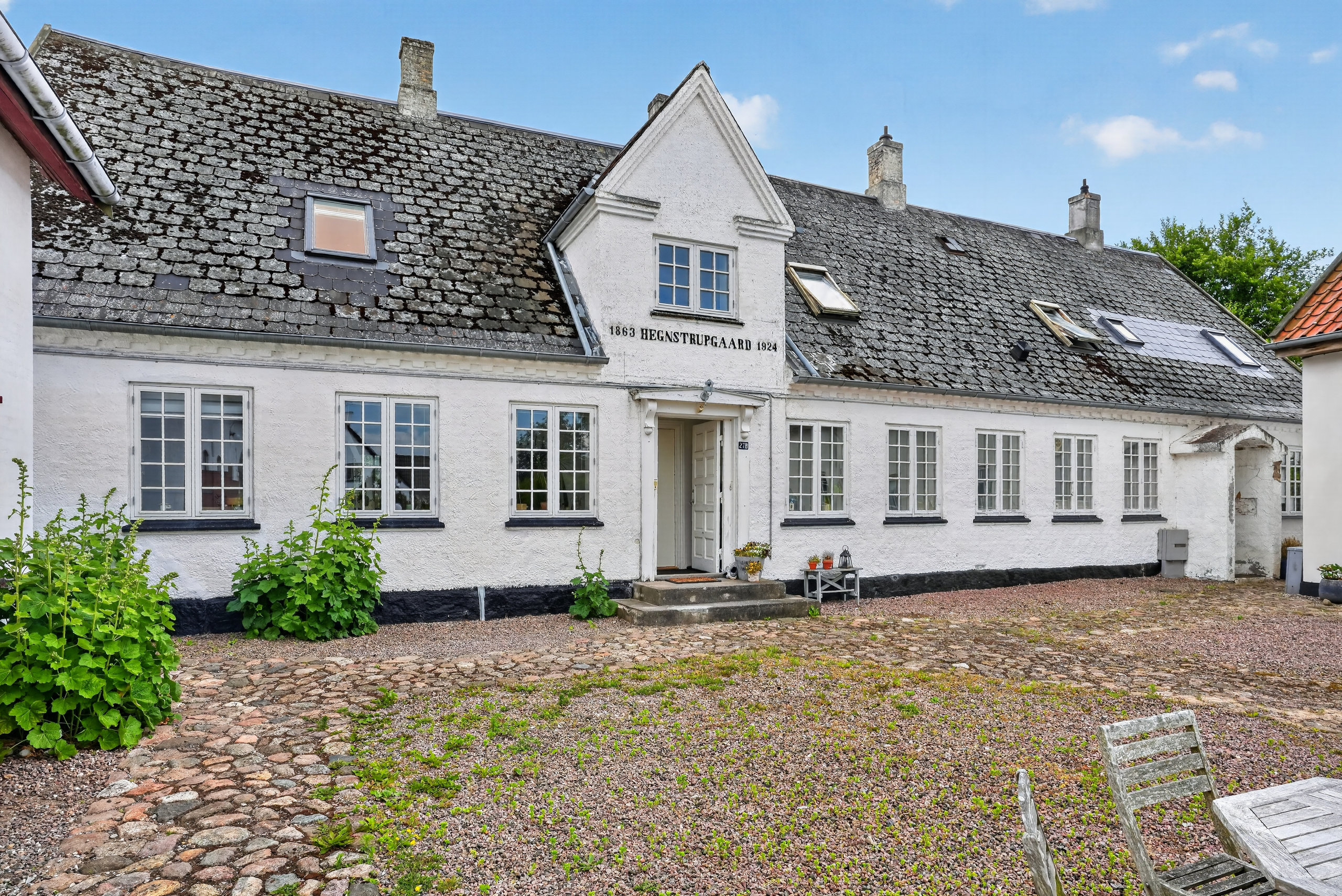 Fremhævet gårdmiljø billede i fuldskærmstilstand. Billede af Sørupvej 27B, tv., Sørup, 3480 Fredensborg