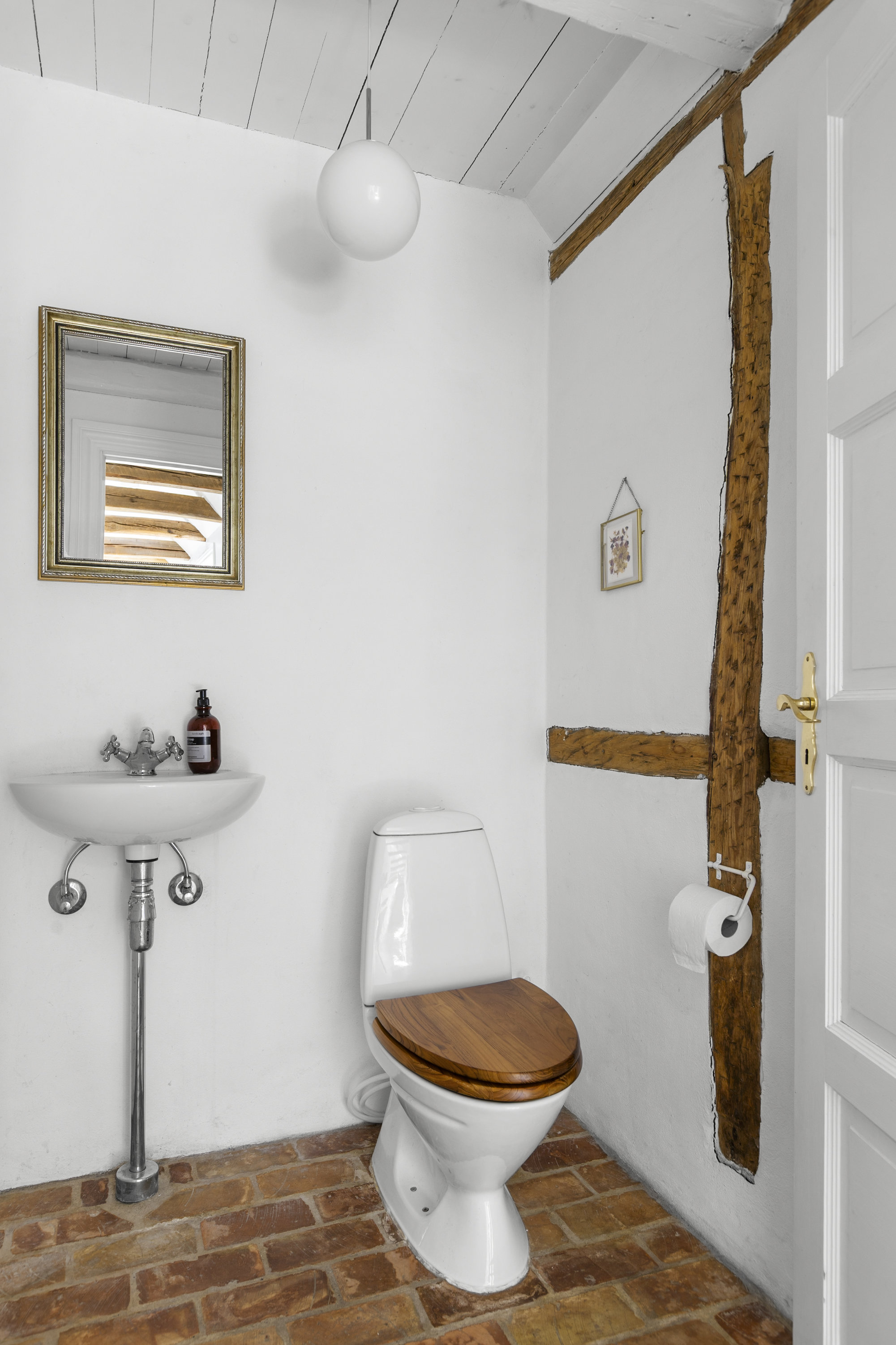 Fremhævet toilet billede i fuldskærmstilstand. Billede af Granbakkevej 33, Assentorp, 4295 Stenlille