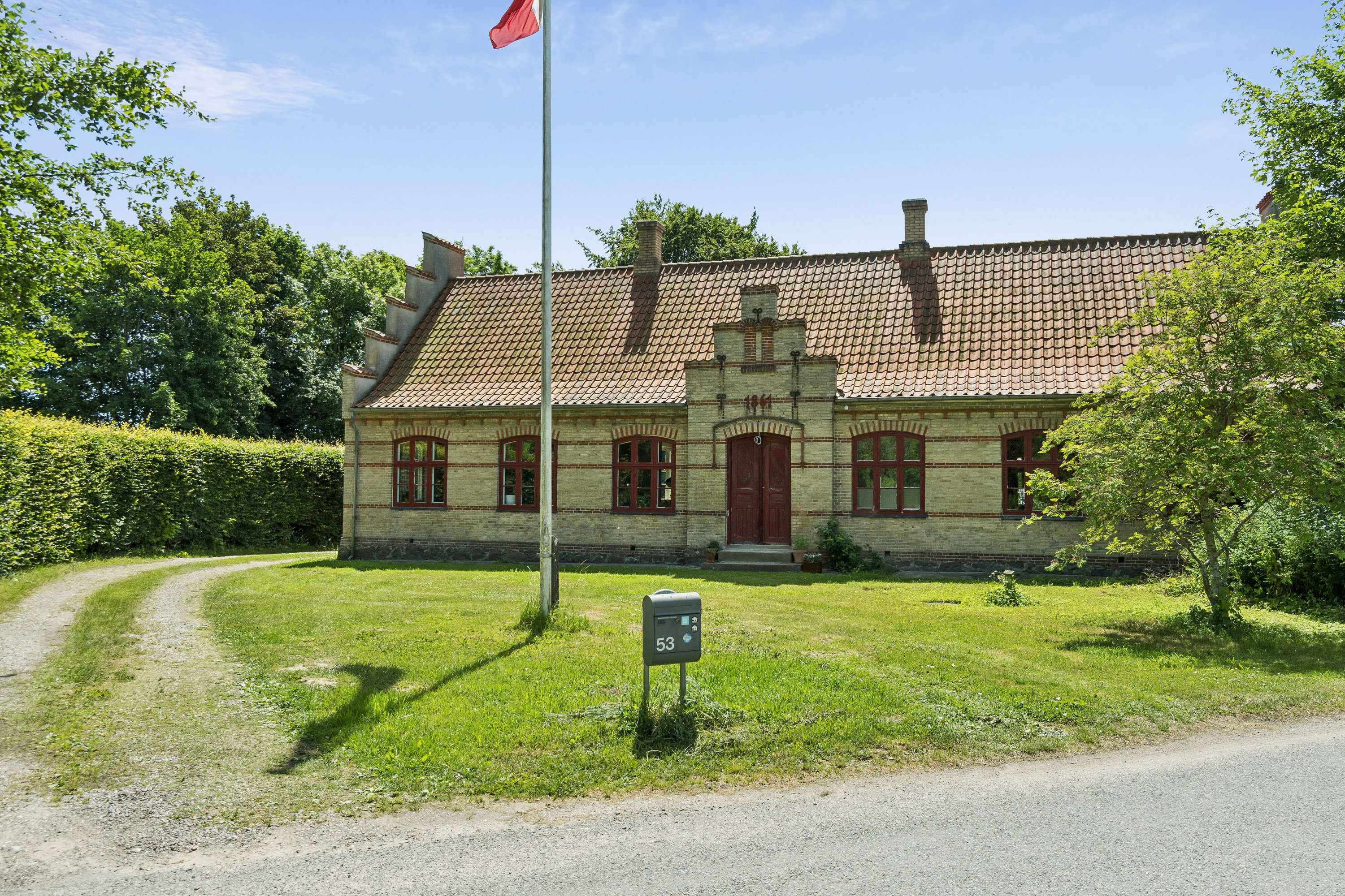 Fremhævet set fra vejen billede i fuldskærmstilstand. Billede af Strandbakken 53, Karrebækstorp, 4736 Karrebæksminde