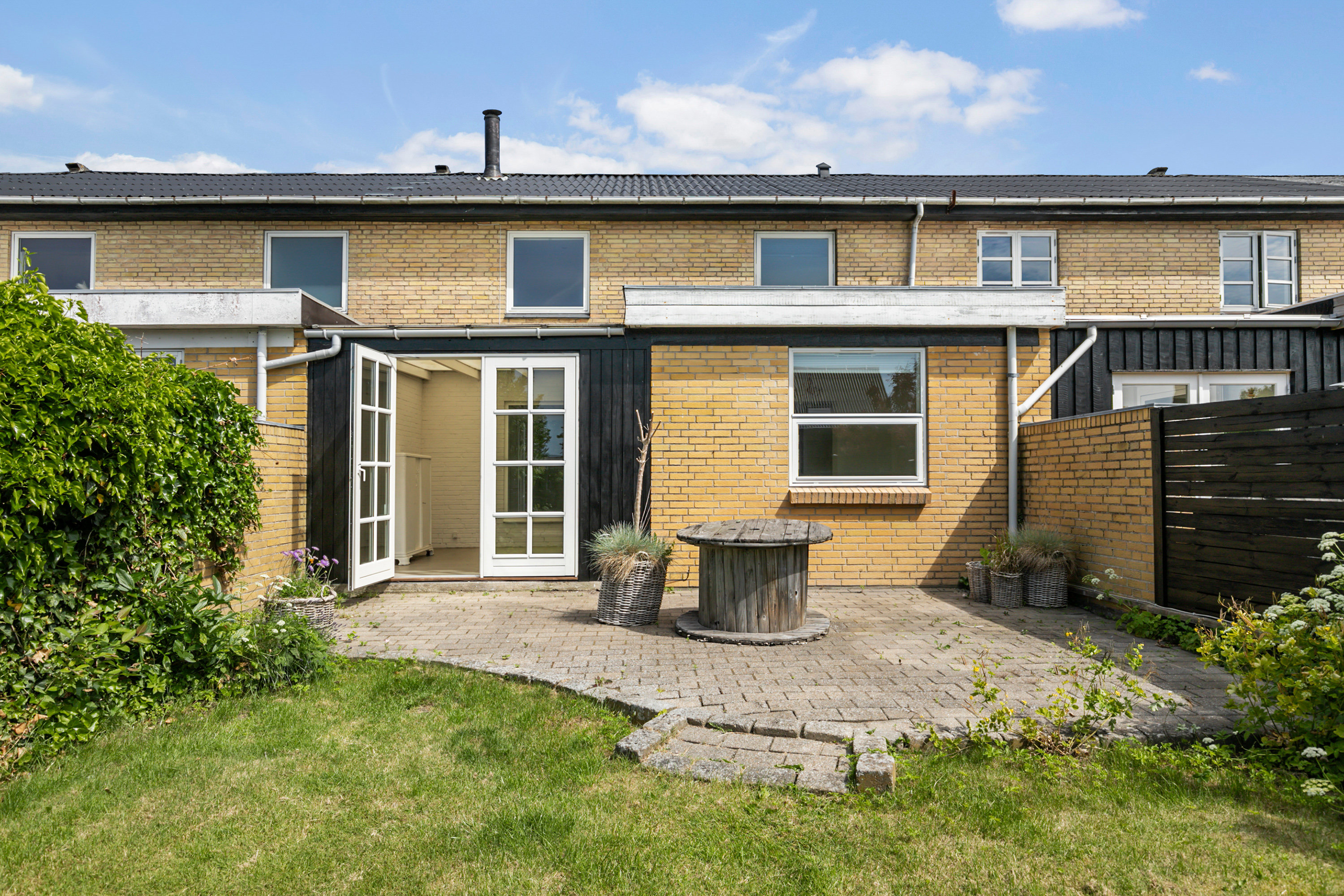 Fremhævet terrasse billede i fuldskærmstilstand. Billede af Liljevej 10, 9440 Aabybro