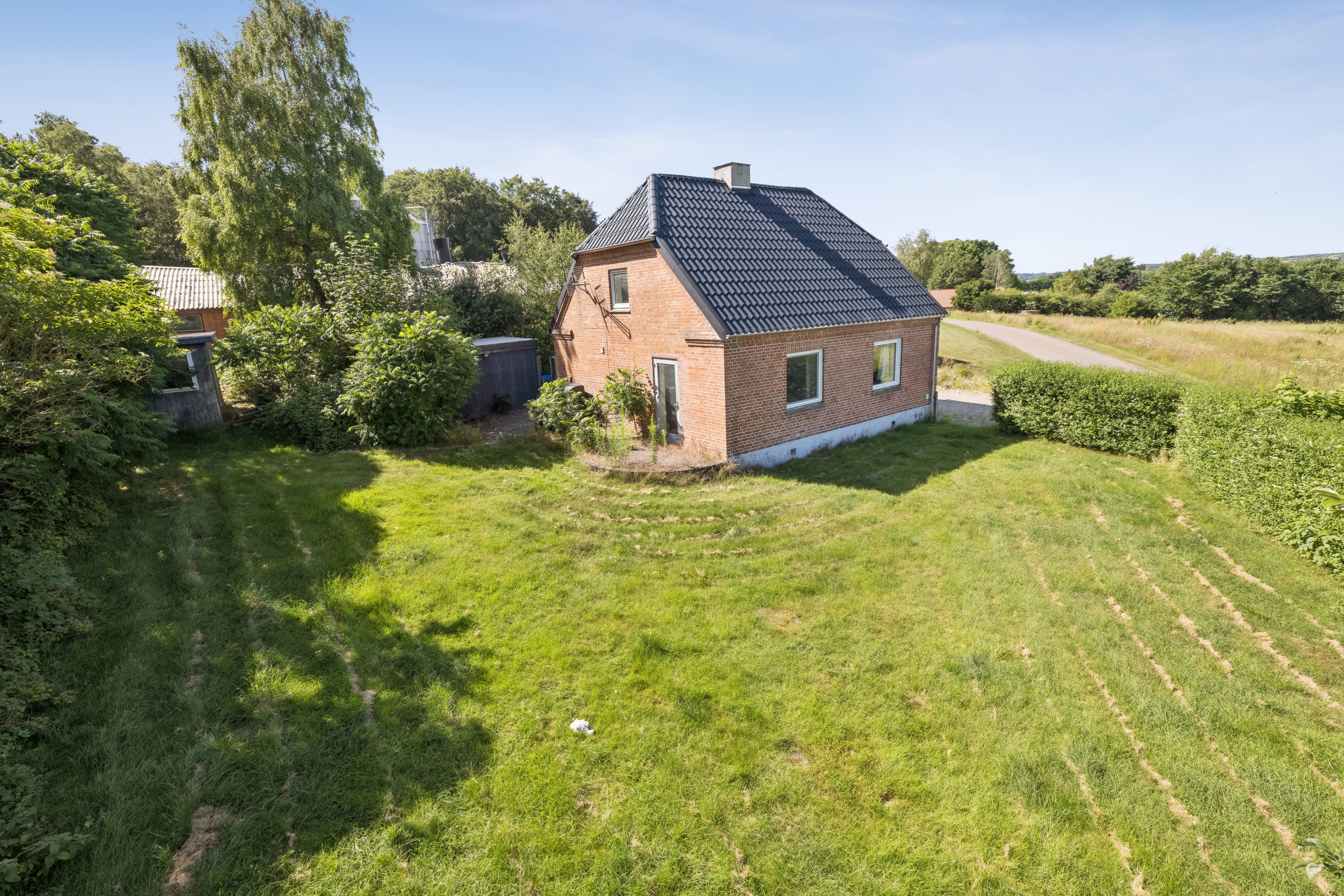 Fremhævet andet billede i fuldskærmstilstand. Billede af Løvelbrovej 1+3, Pederstrup, 8830 Tjele