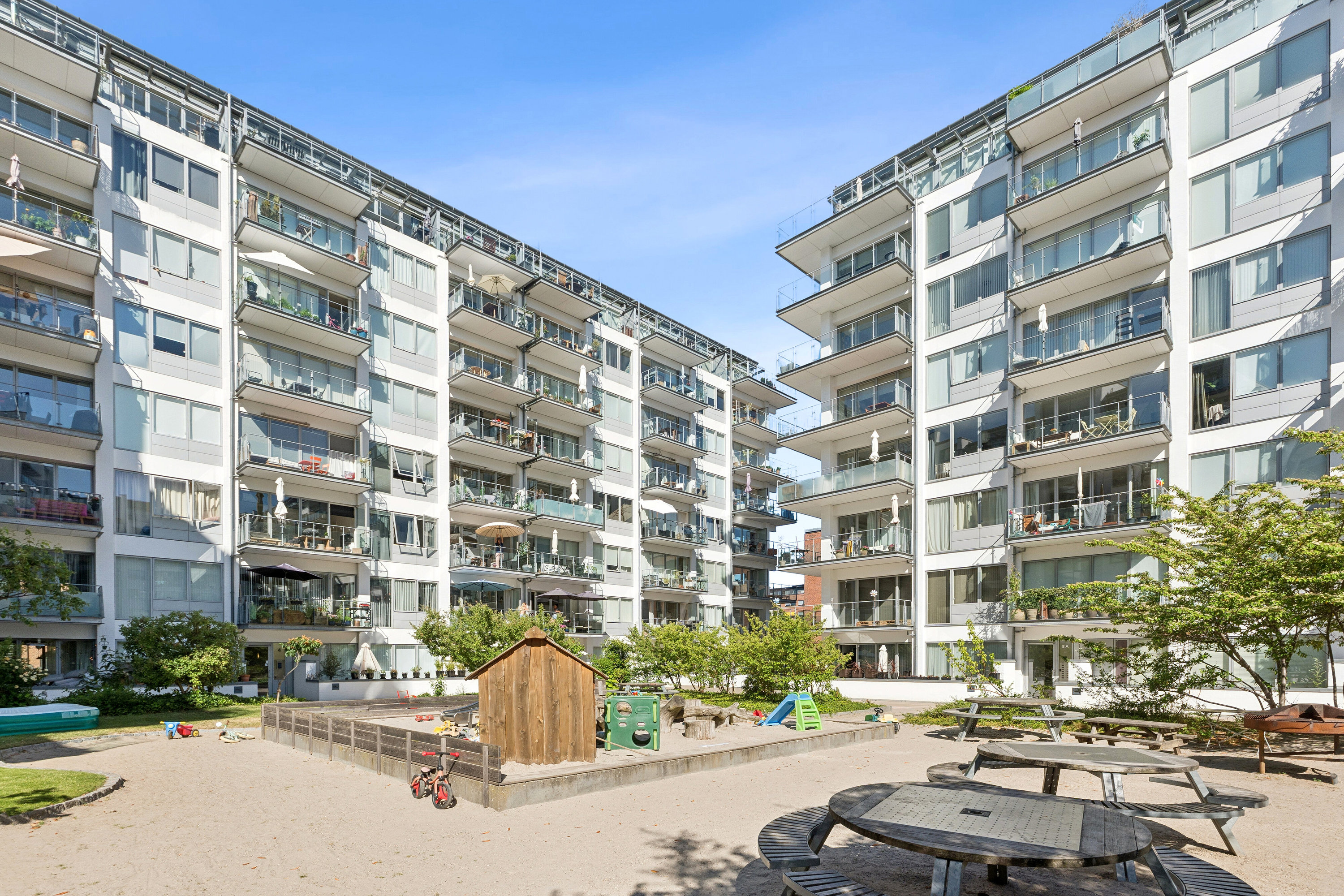Fremhævet set fra vejen billede i fuldskærmstilstand. Billede af Axel Heides Gade 8C, 3. th., 2300 København S