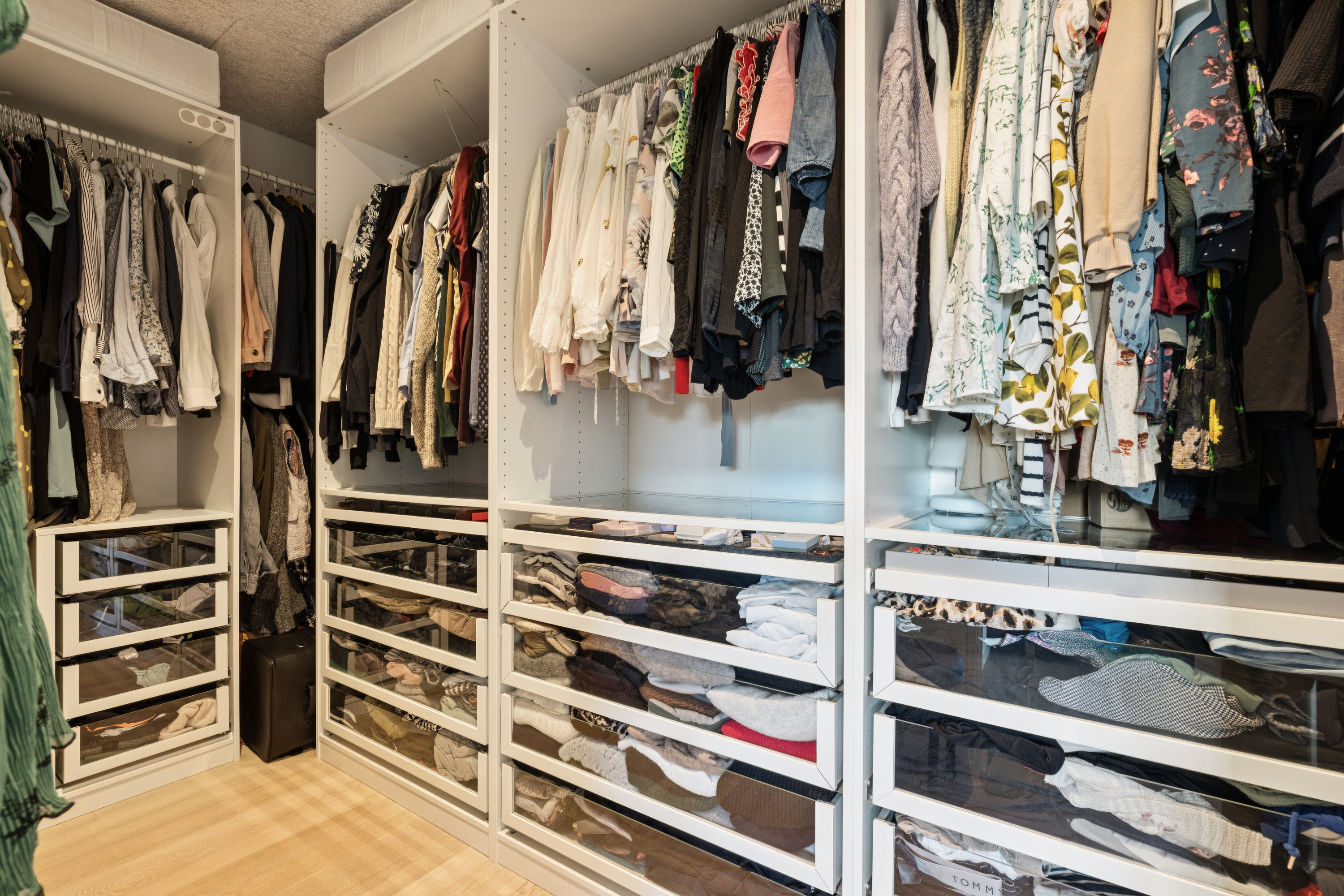 Fremhævet walkin closet billede i fuldskærmstilstand. Billede af Skæring Enge 15, 8250 Egå