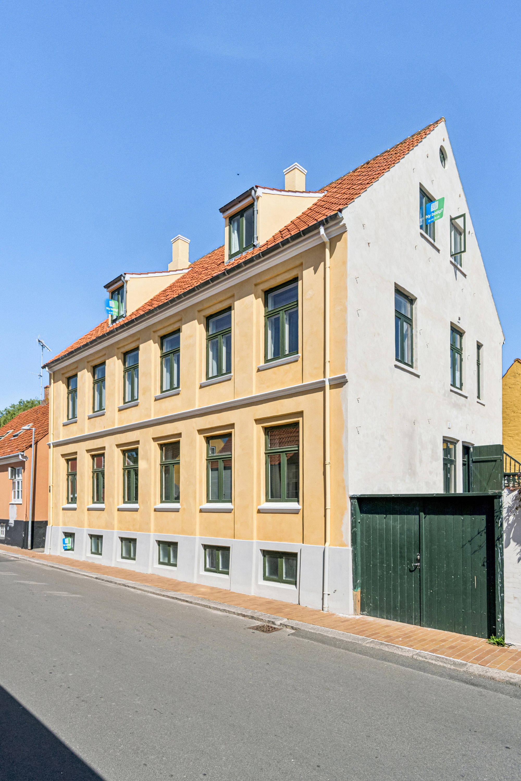 Fremhævet facade billede i fuldskærmstilstand. Billede af Postgade 2B, 2., Svaneke, 3740 Svaneke