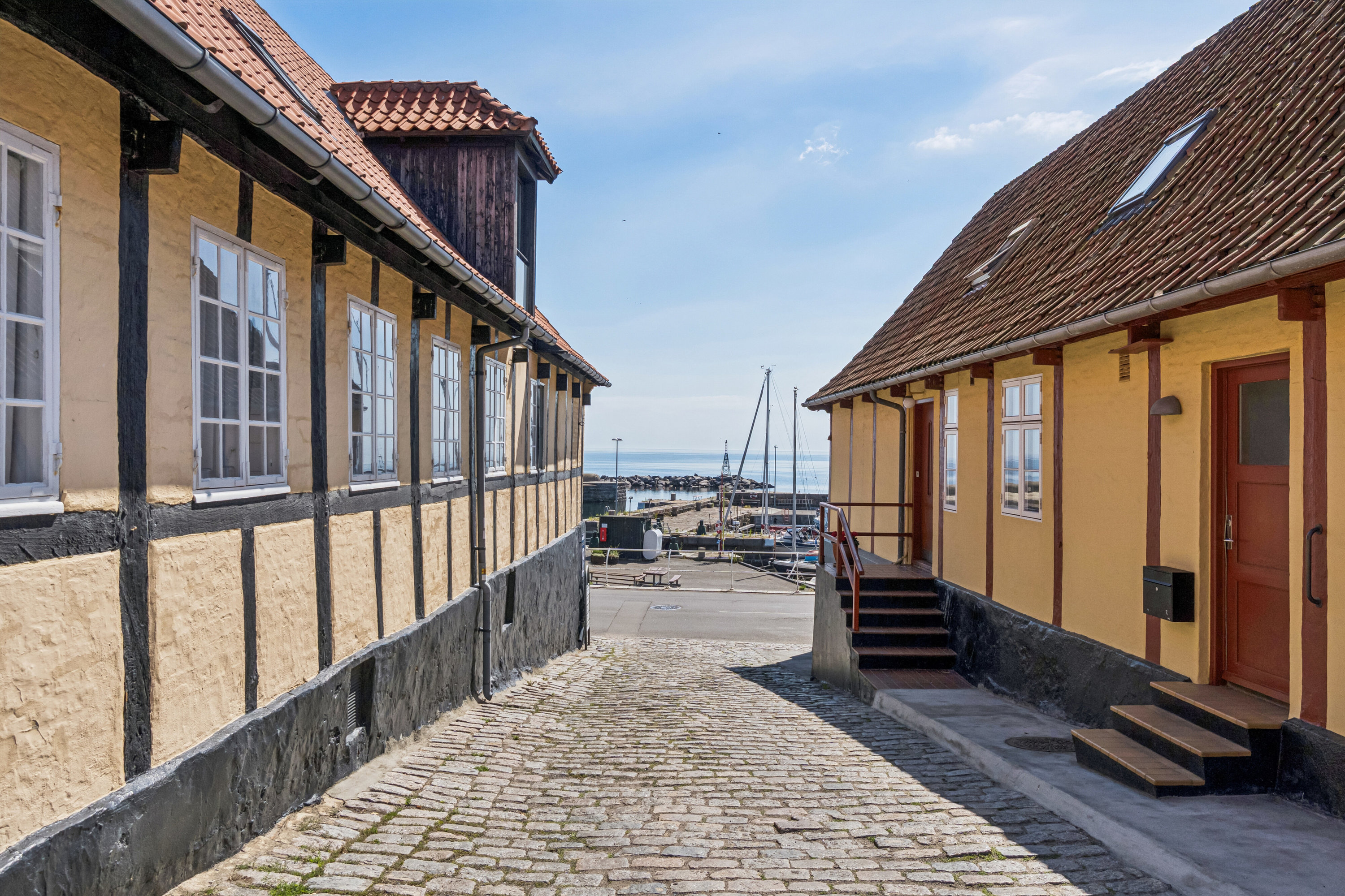 Fremhævet set fra vejen billede i fuldskærmstilstand. Billede af Postgade 2B, 2., Svaneke, 3740 Svaneke