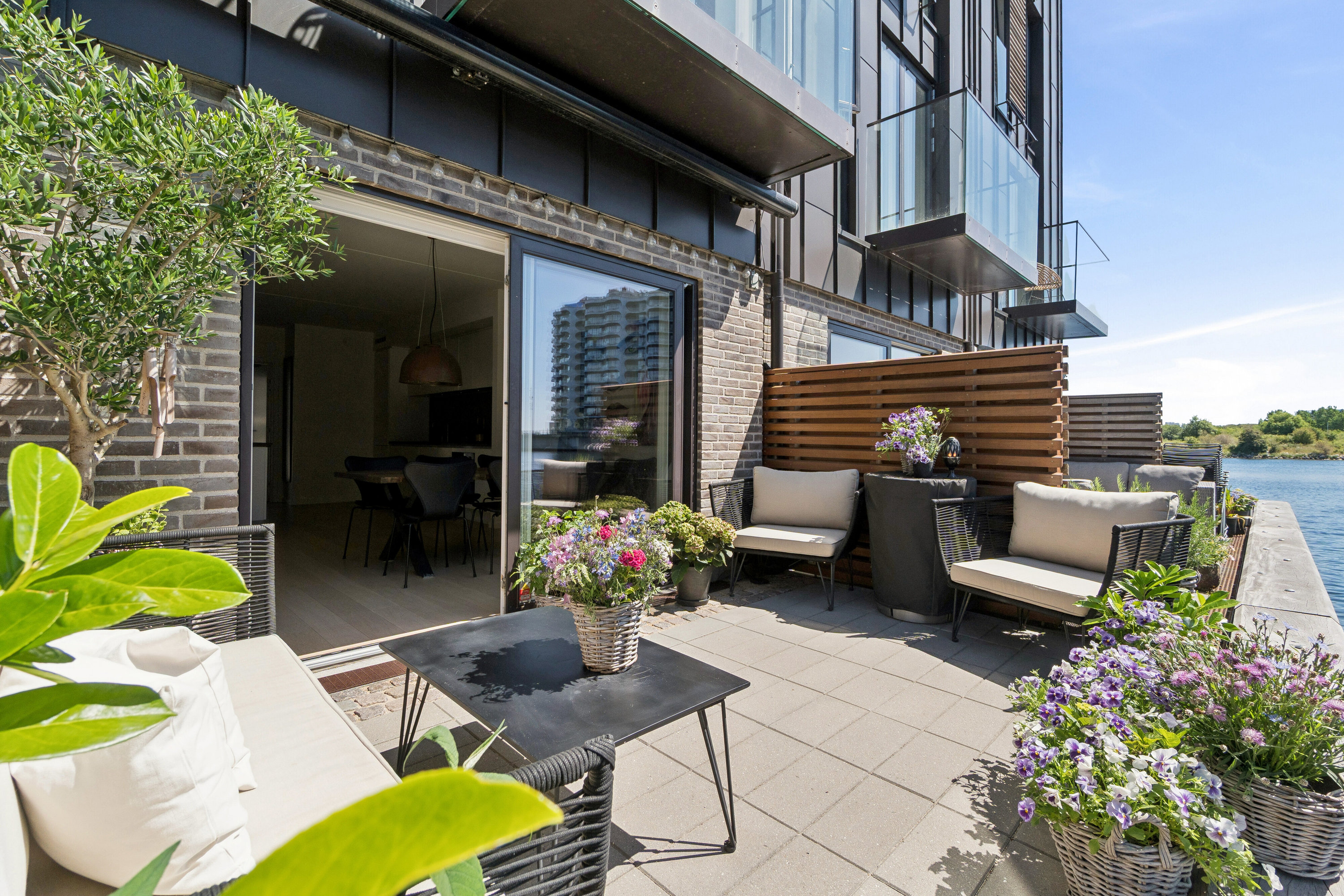 Fremhævet terrasse billede i fuldskærmstilstand. Billede af Teglholmens Østkaj 82, 2450 København SV