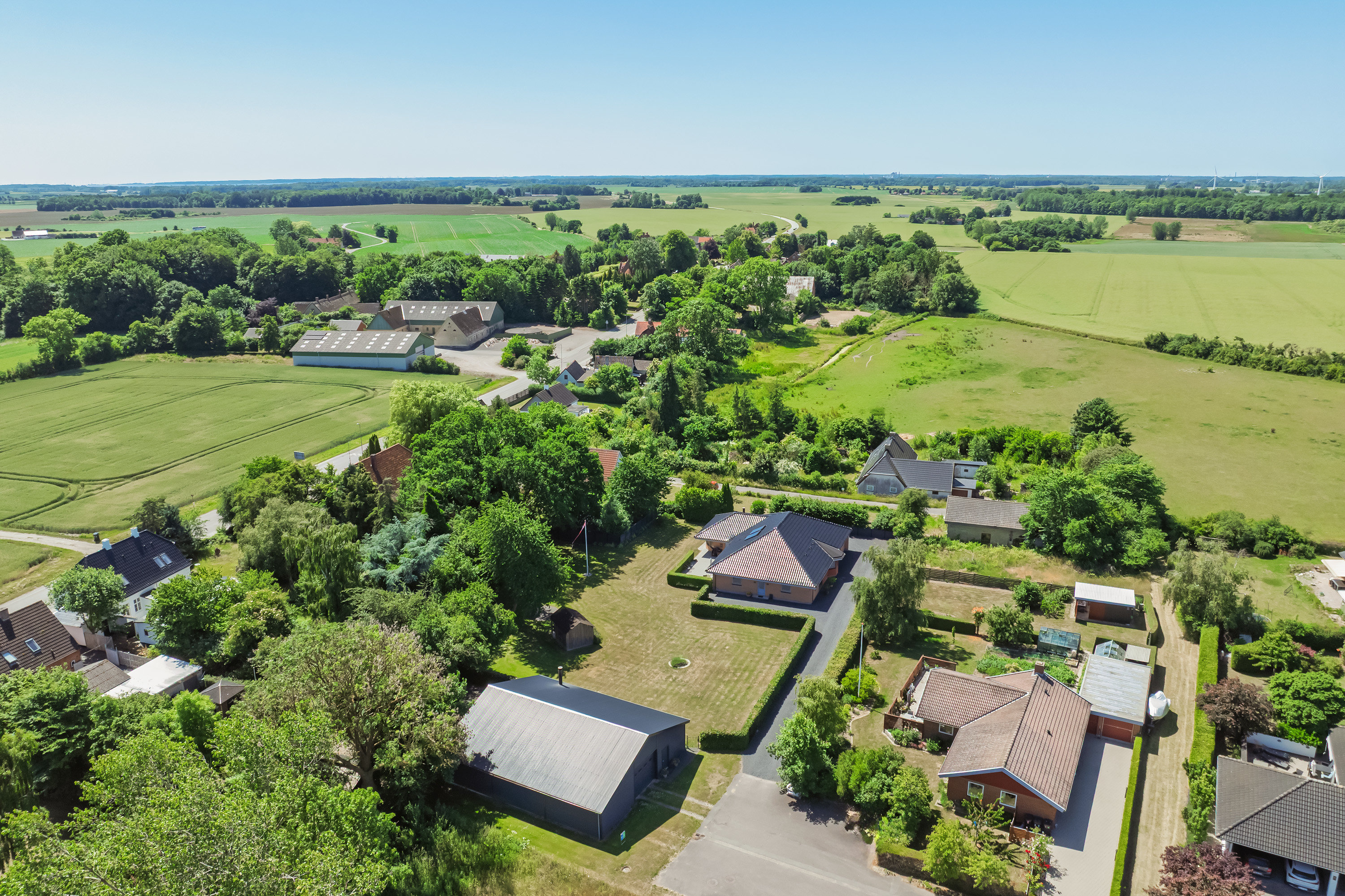 Fremhævet luftfoto billede i fuldskærmstilstand. Billede af Hybenvej 14+16, Sdr. Kirkeby, 4800 Nykøbing F