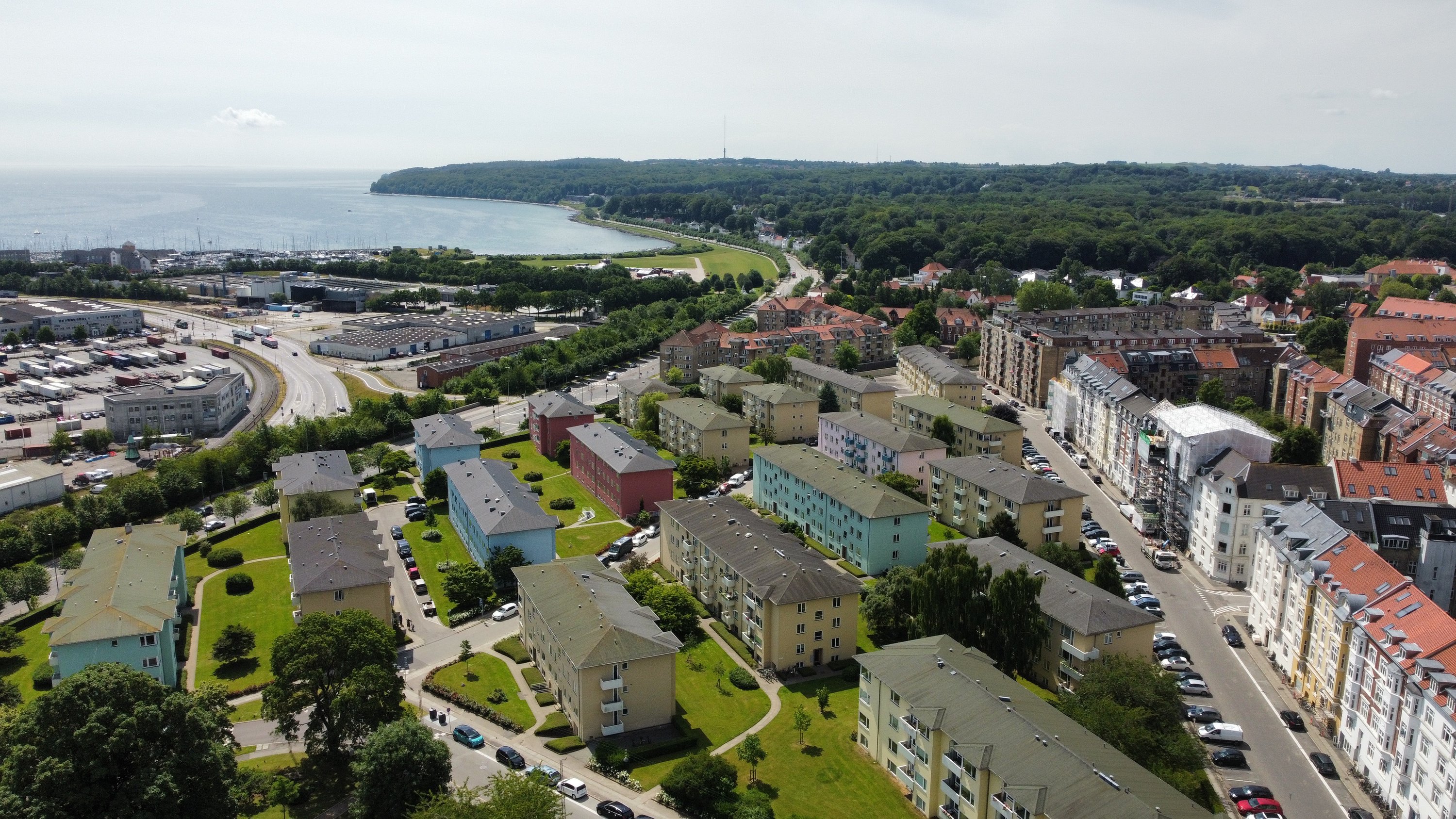 Fremhævet drone billede i fuldskærmstilstand. Billede af Strandparken 20, 1. th., 8000 Aarhus C