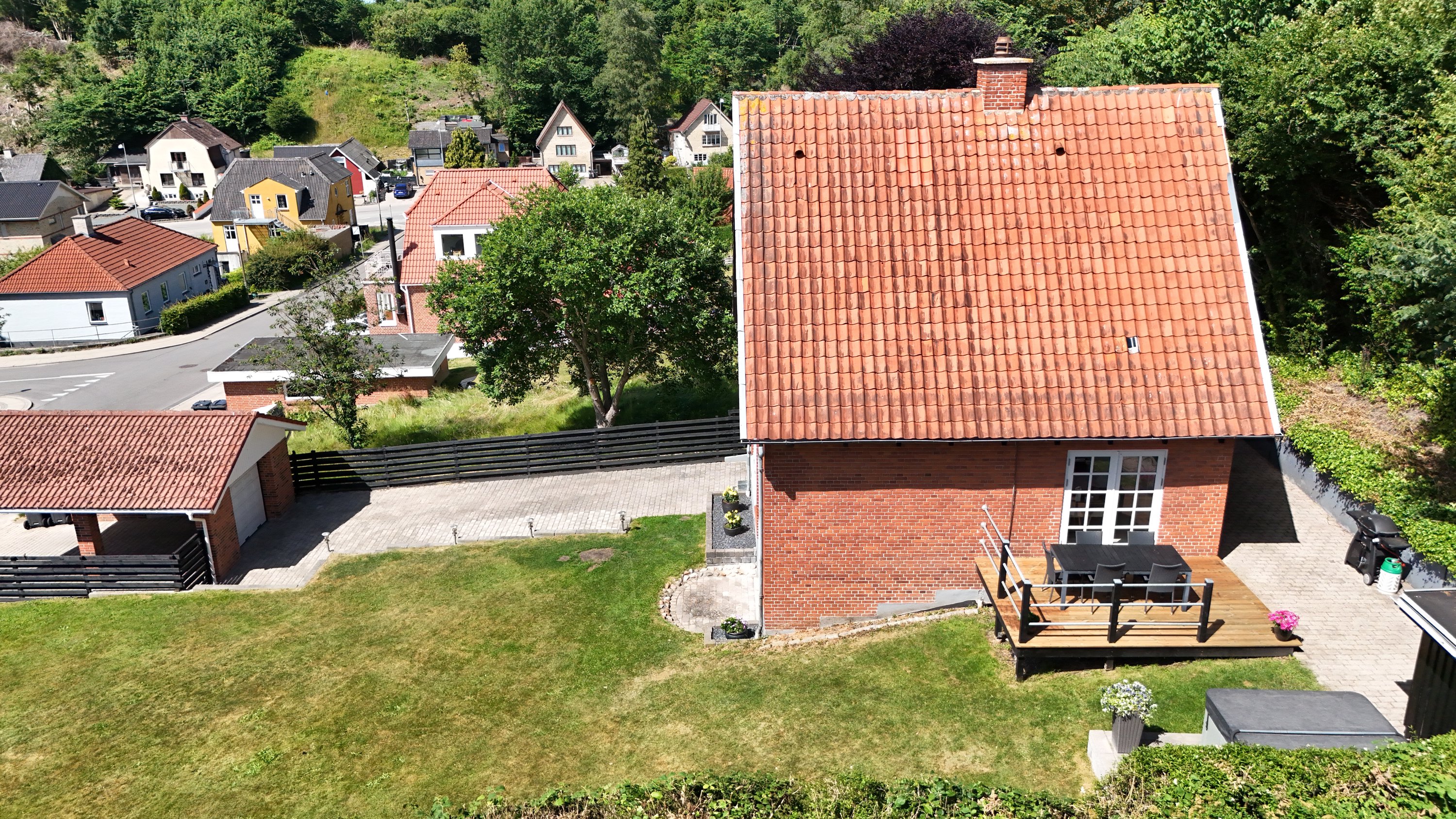 Fremhævet drone1 billede i fuldskærmstilstand. Billede af Elmevej 11, Hobro By, 9500 Hobro