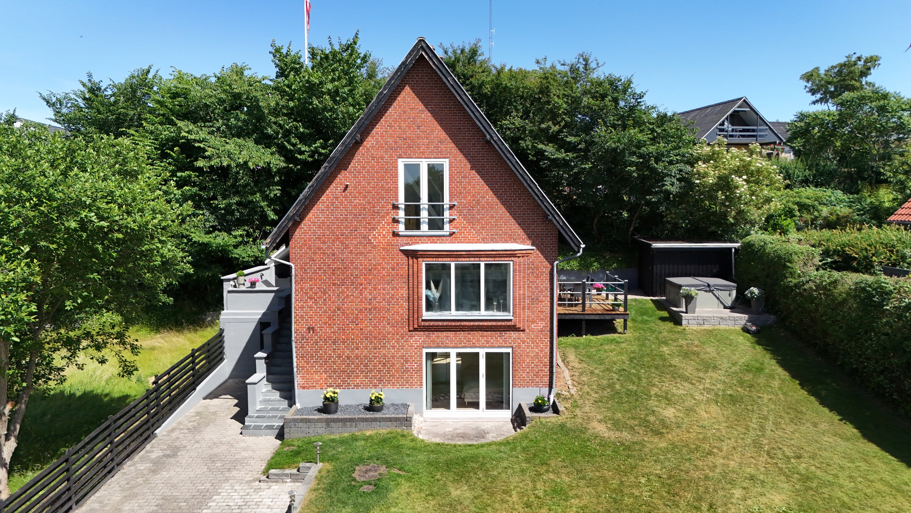 Fremhævet drone1 billede i fuldskærmstilstand. Billede af Elmevej 11, Hobro By, 9500 Hobro