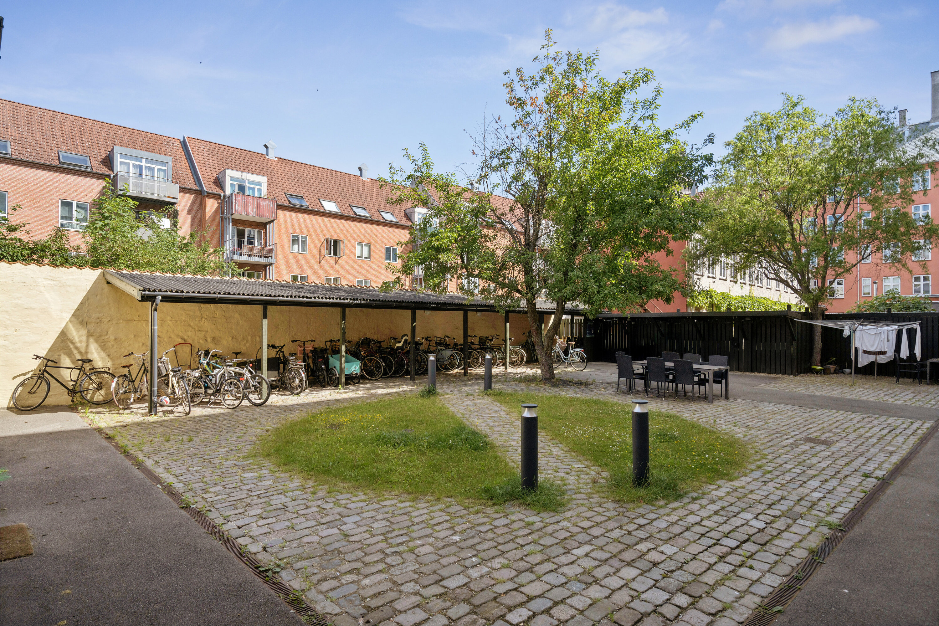 Fremhævet set fra haven billede i fuldskærmstilstand. Billede af Brigadevej 12, 1. tv., 2300 København S