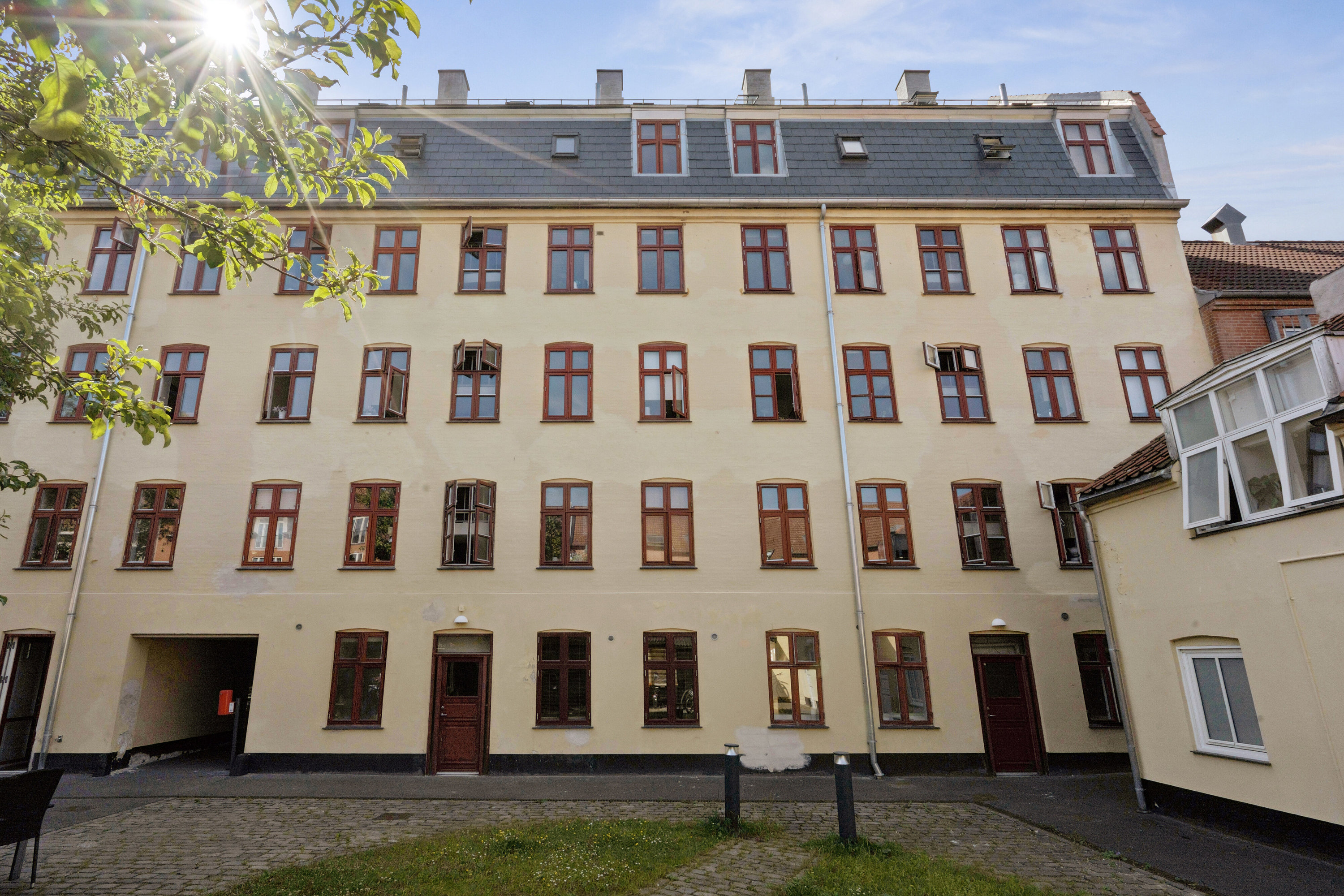 Fremhævet set fra haven billede i fuldskærmstilstand. Billede af Brigadevej 12, 1. tv., 2300 København S
