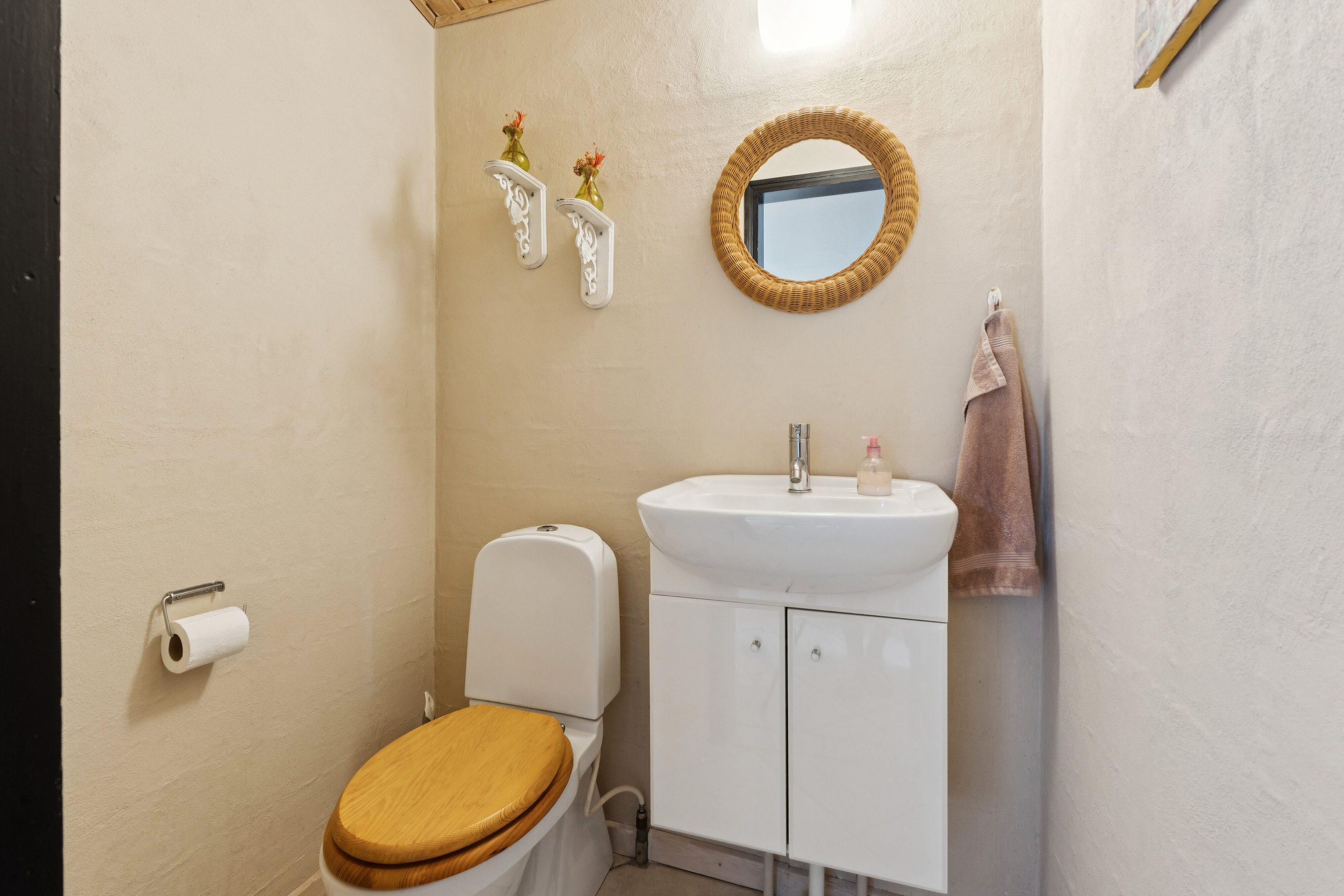 Fremhævet toilet billede i fuldskærmstilstand. Billede af Kirkegyden 2, Aunslev, 5800 Nyborg