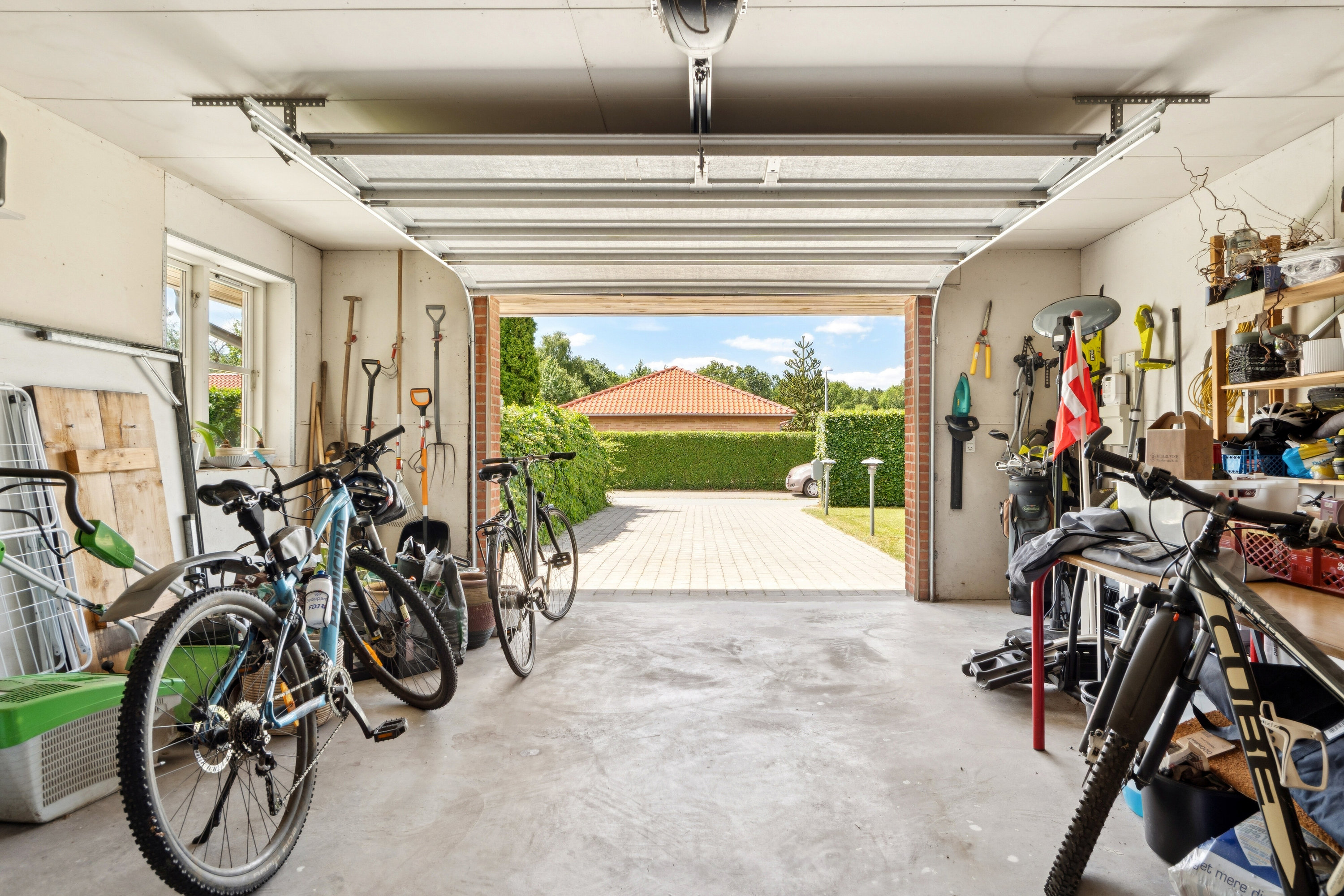 Fremhævet garage billede i fuldskærmstilstand. Billede af Kirsebærvej 1, 7441 Bording