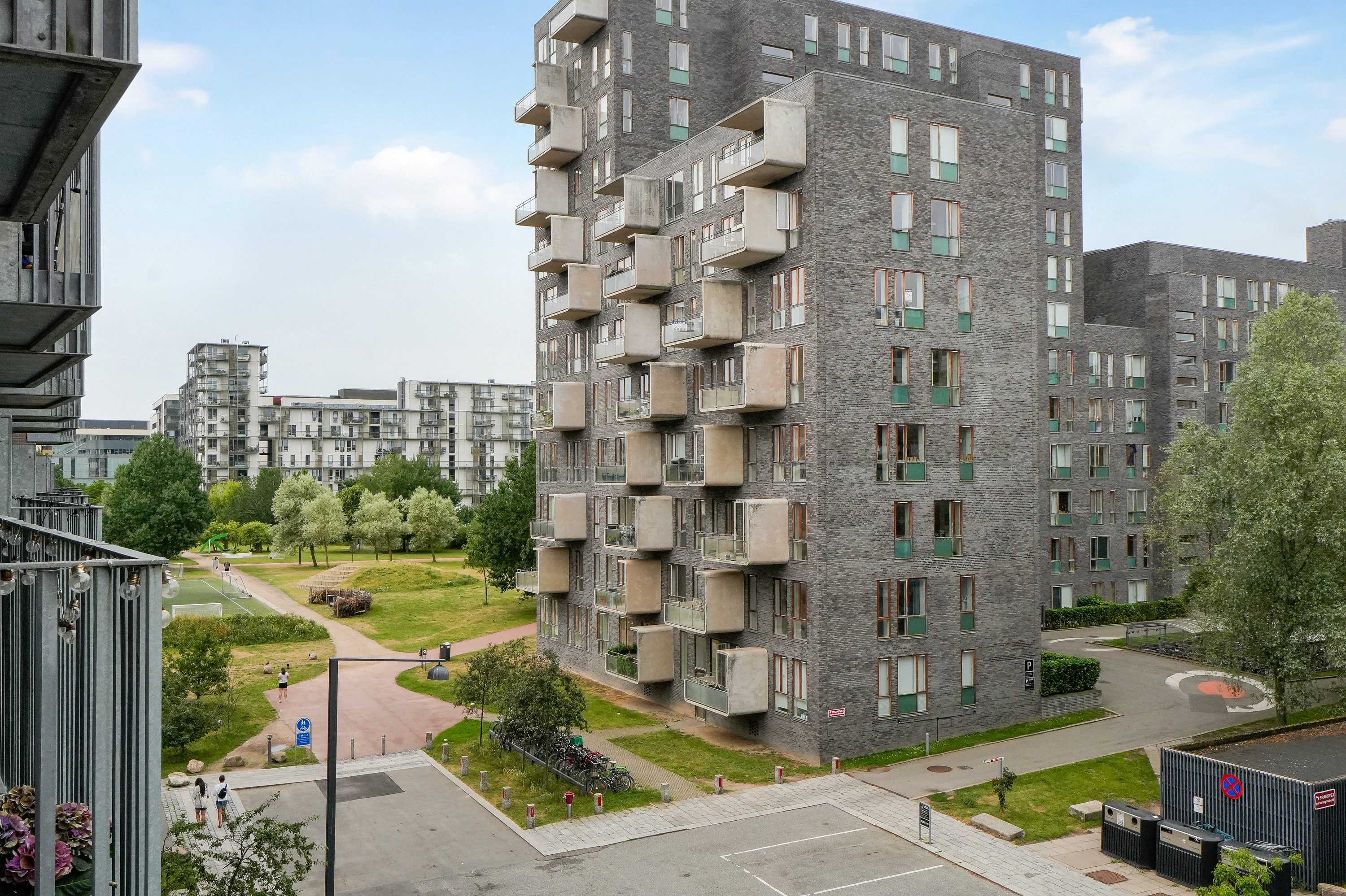 Fremhævet gårdmiljø billede i fuldskærmstilstand. Billede af C.F. Møllers Allé 72, 3. tv., 2300 København S