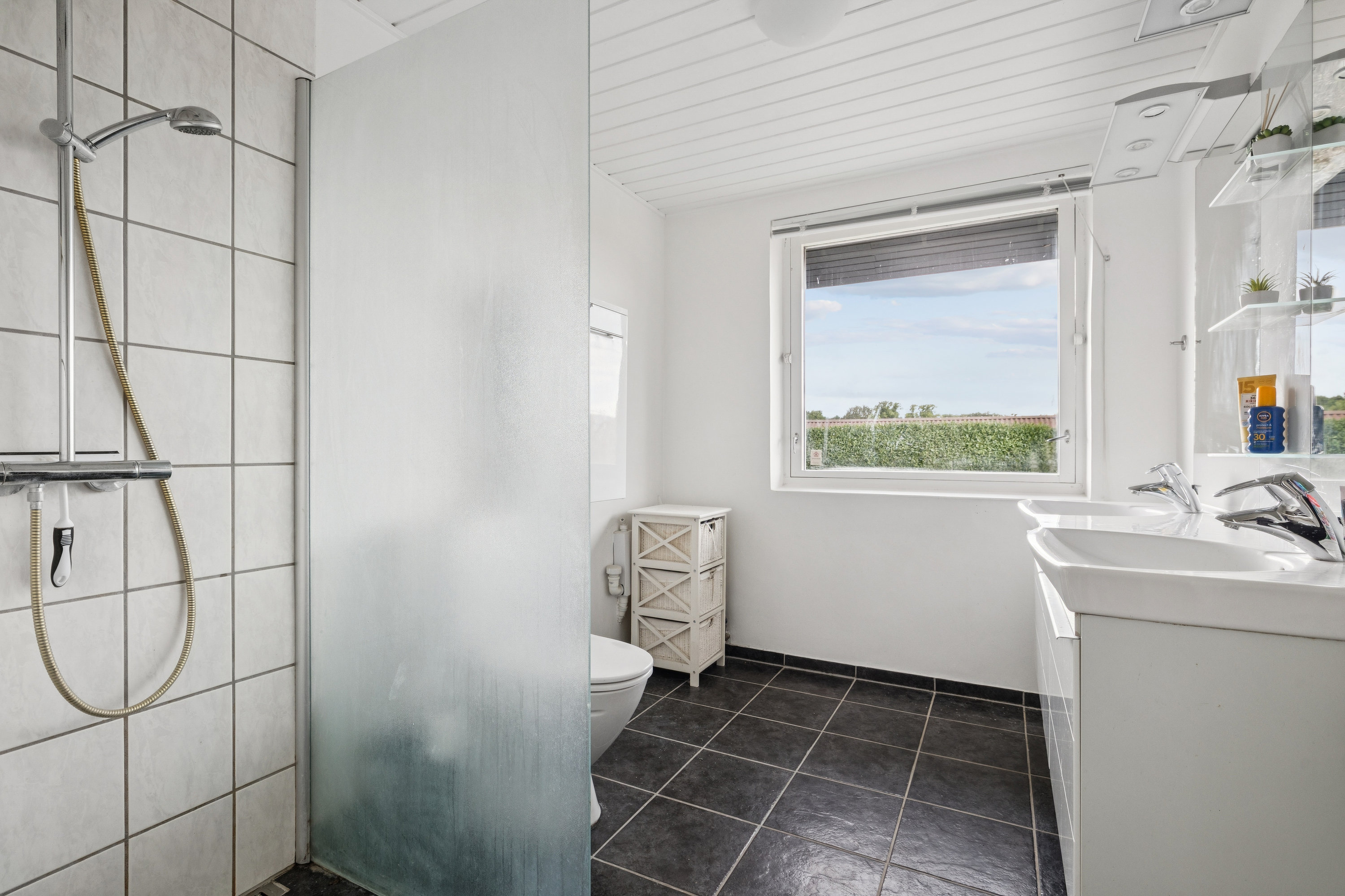 Fremhævet badeværelse billede i fuldskærmstilstand. Billede af Hans Kirks Alle 3, 9560 Hadsund