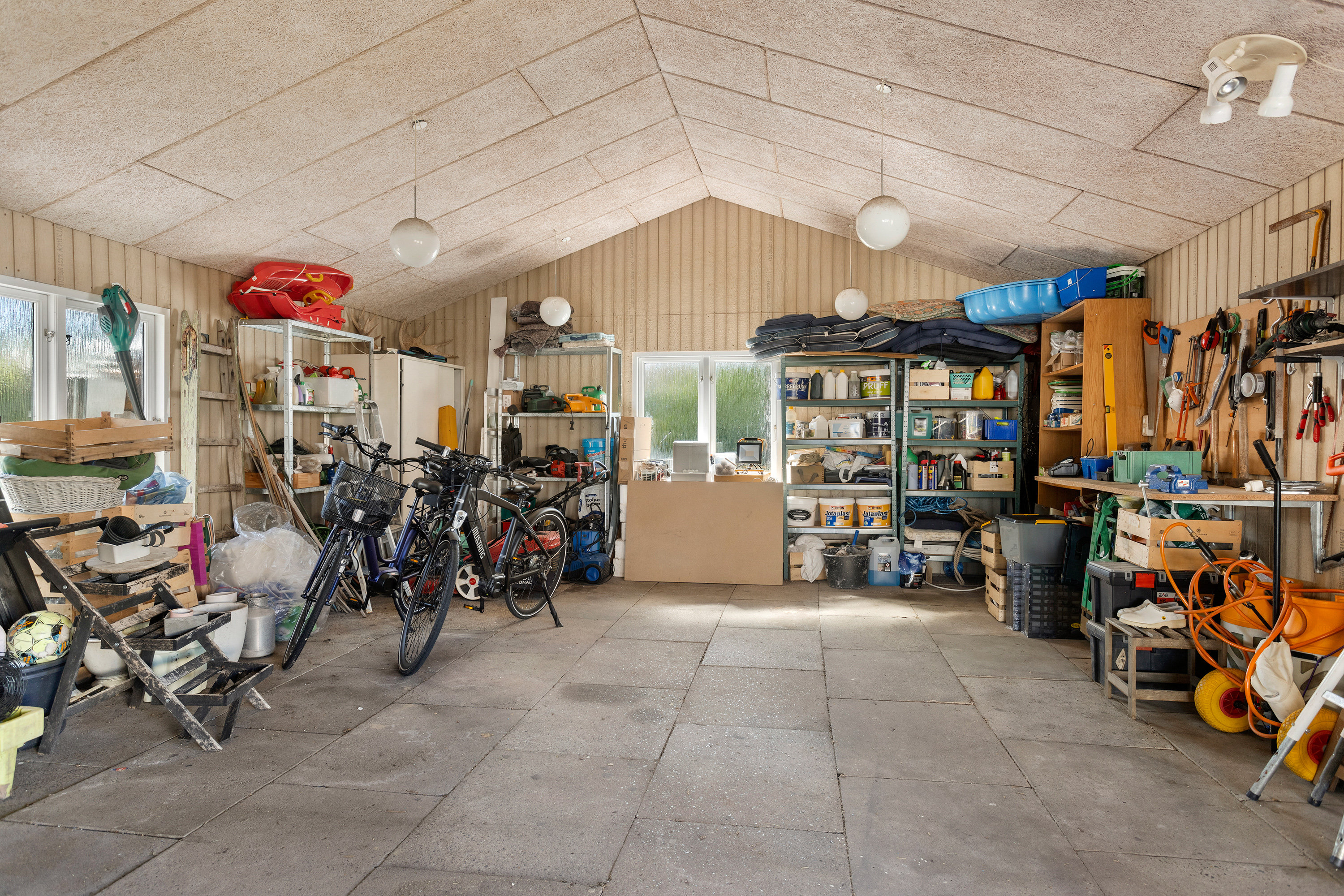Fremhævet garage billede i fuldskærmstilstand. Billede af Strandvej 27, 9970 Strandby