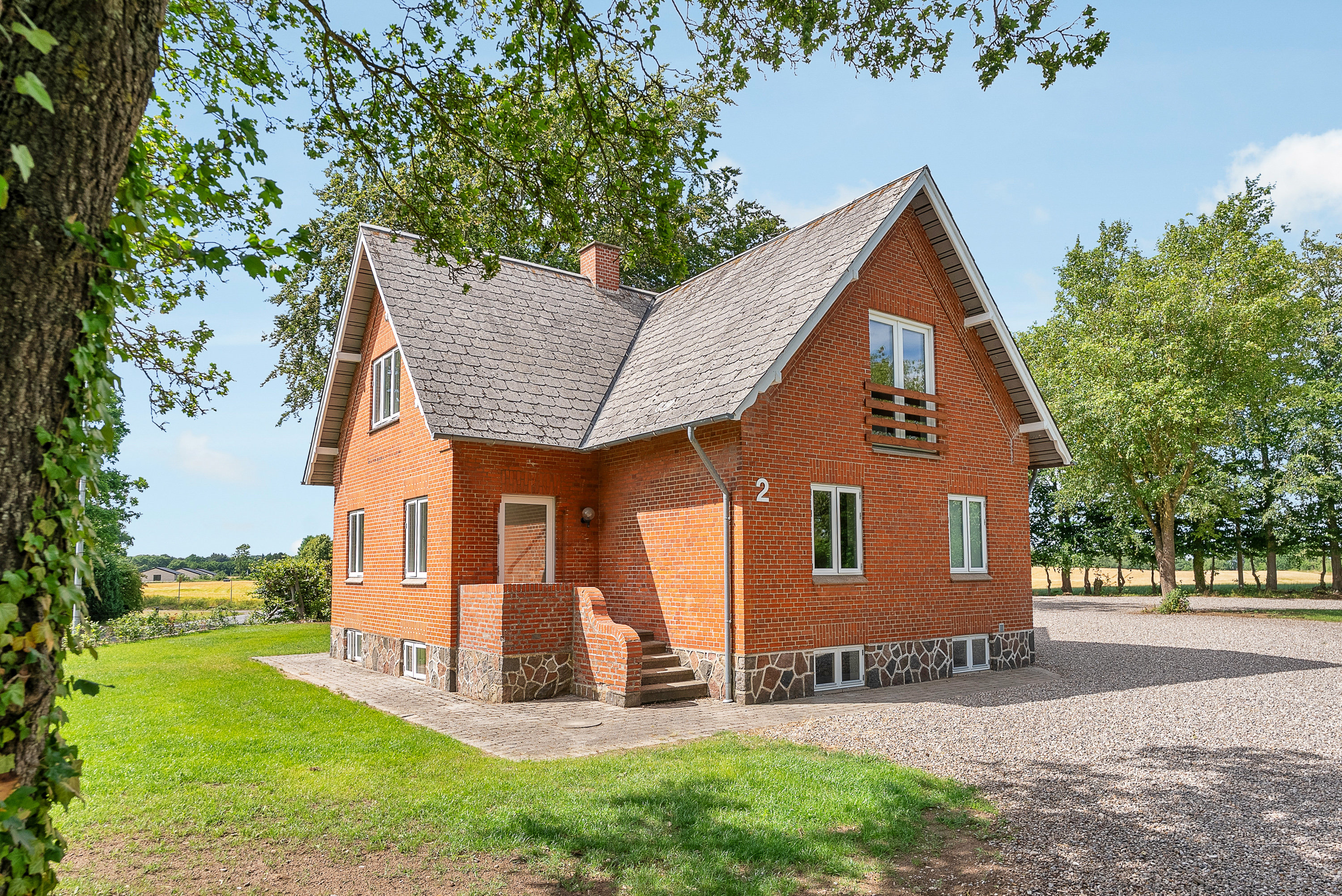 Fremhævet facade billede i fuldskærmstilstand. Billede af Lavløkkevej 2, Trøstrup, 5210 Odense NV