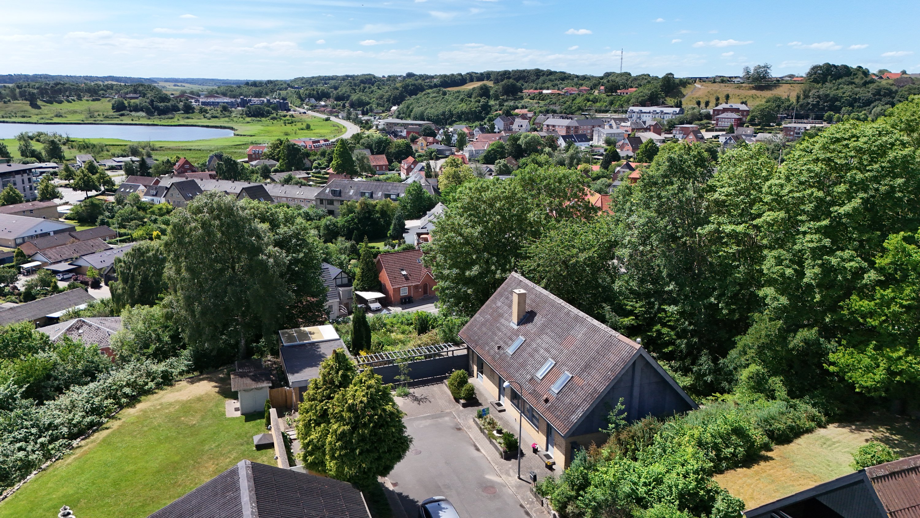 Fremhævet drone billede i fuldskærmstilstand. Billede af Solbakken 12, 9500 Hobro