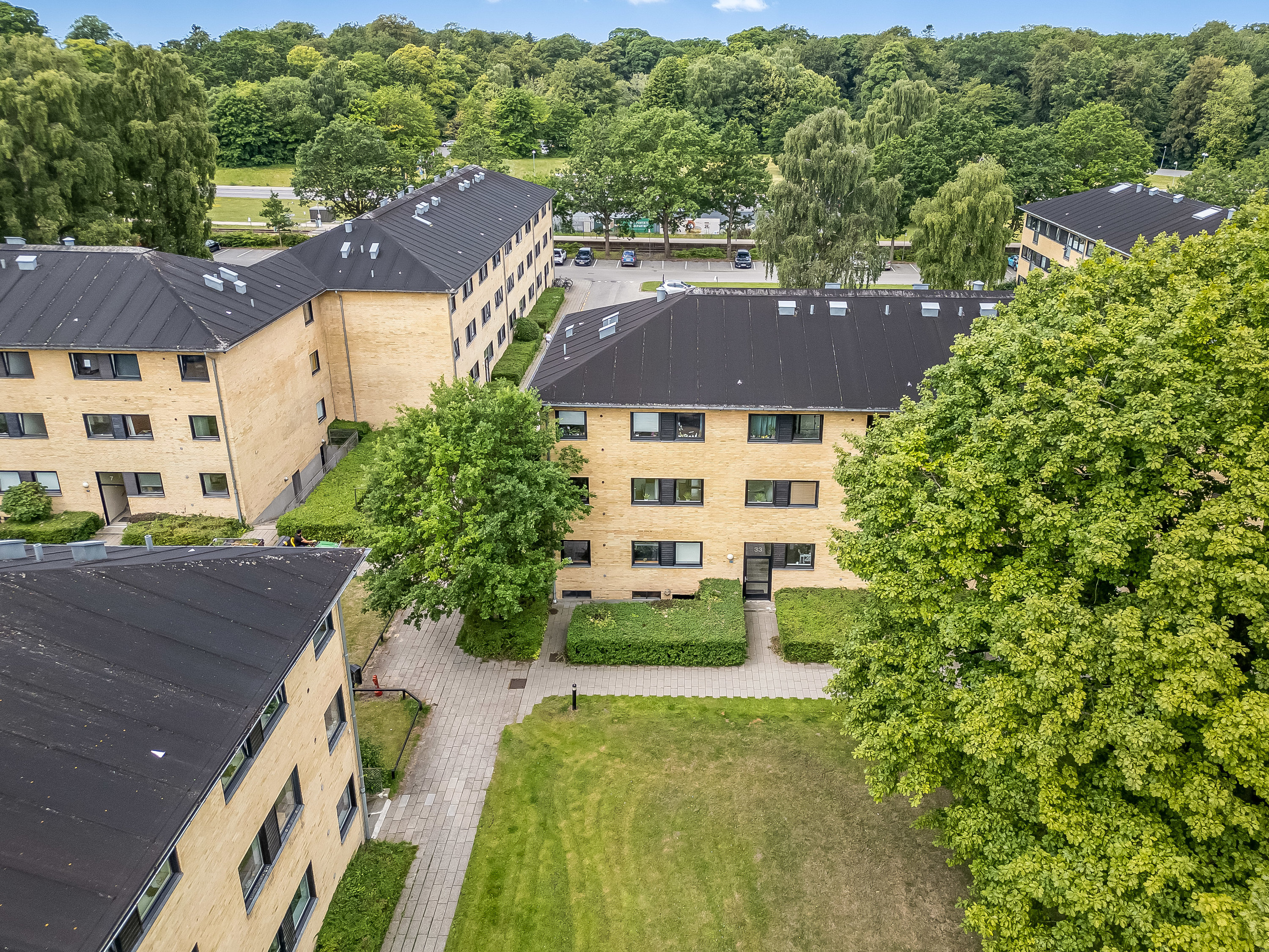 Fremhævet facade billede i fuldskærmstilstand. Billede af Gl. Holmegårdsvej 33, 2. th., 3400 Hillerød