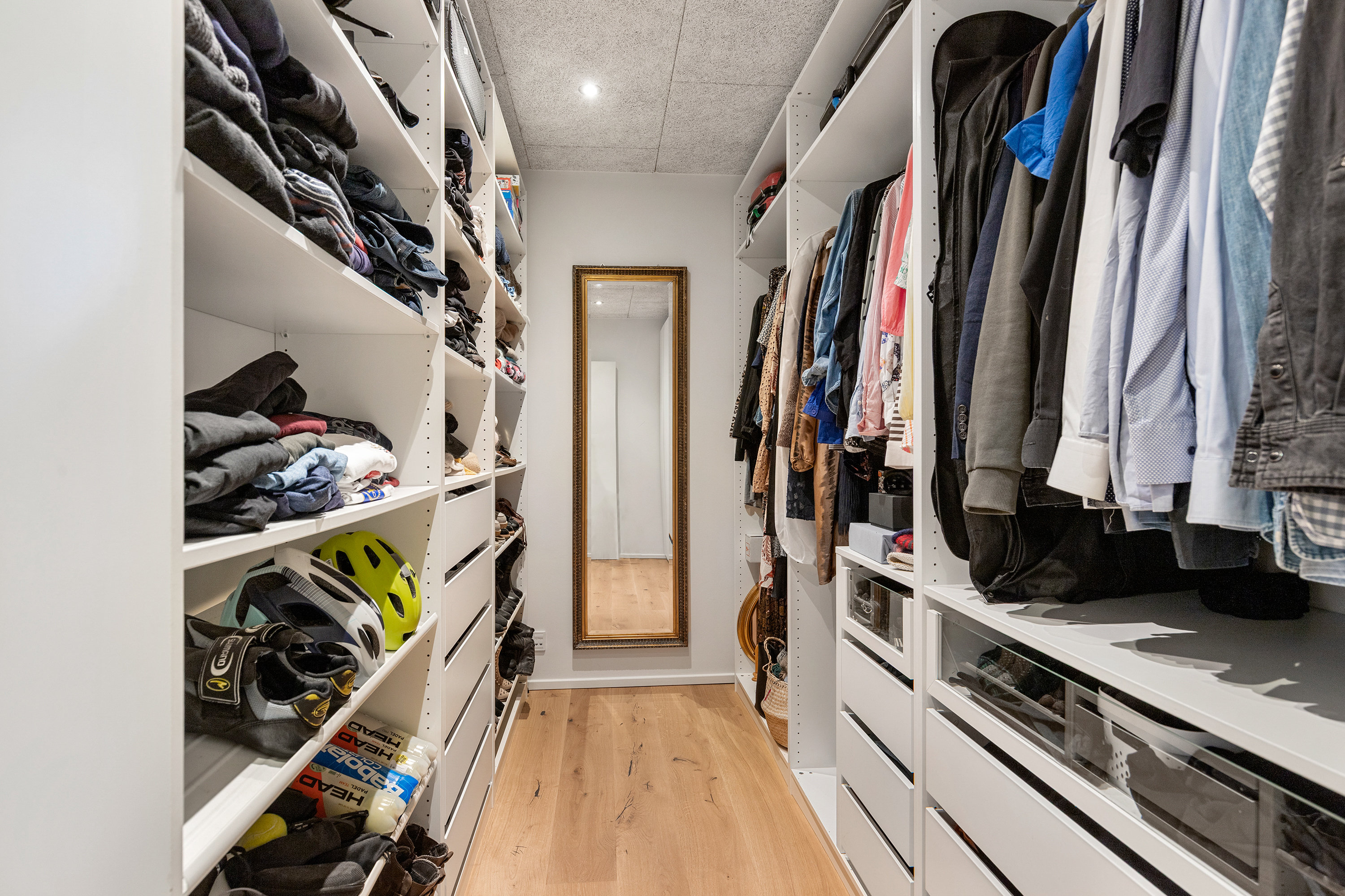 Fremhævet walkin closet billede i fuldskærmstilstand. Billede af Bakkevej 9, 9440 Aabybro