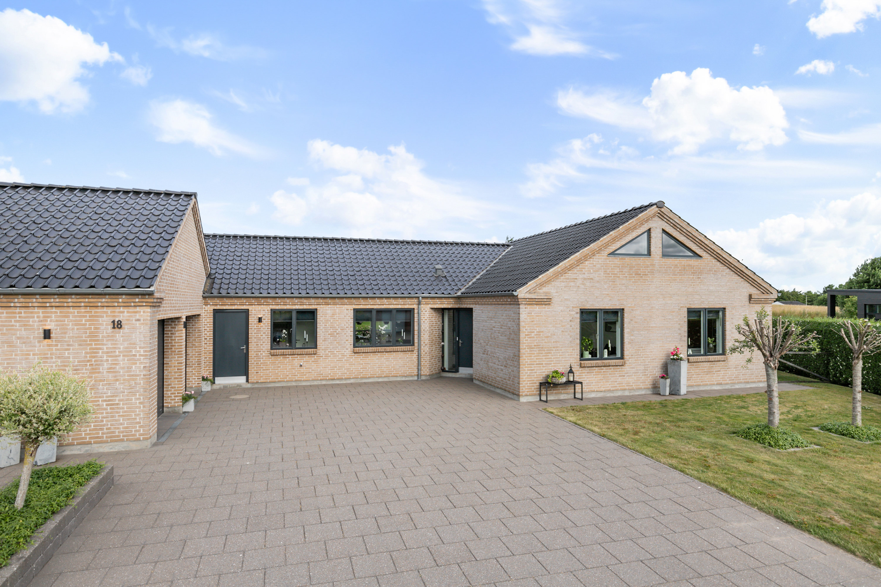 Fremhævet facade billede i fuldskærmstilstand. Billede af Stenildhøjbakken 18, 9600 Aars