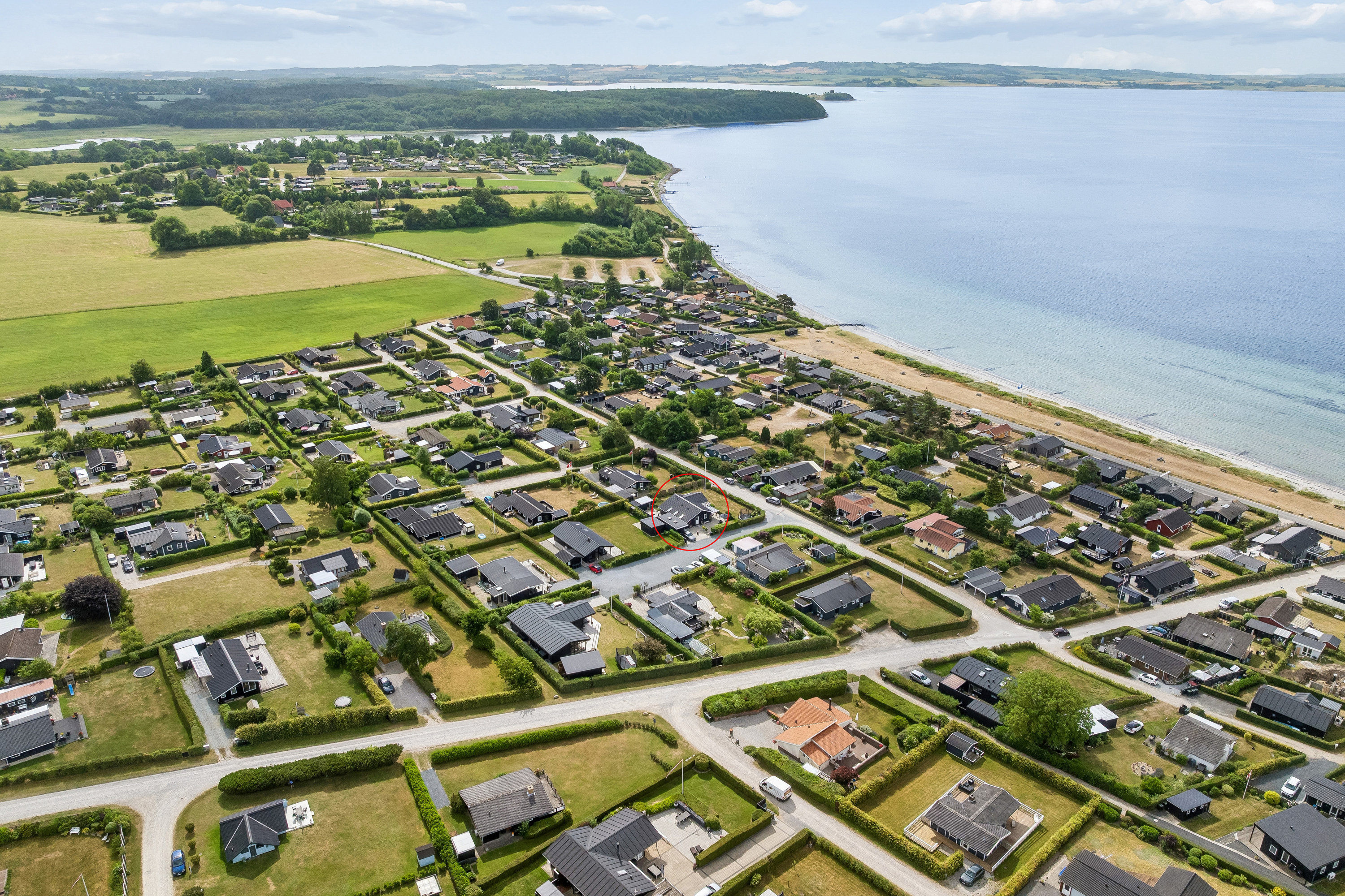 Fremhævet luftfoto billede i fuldskærmstilstand. Billede af Valmuevej 13, Følle Strand, 8410 Rønde
