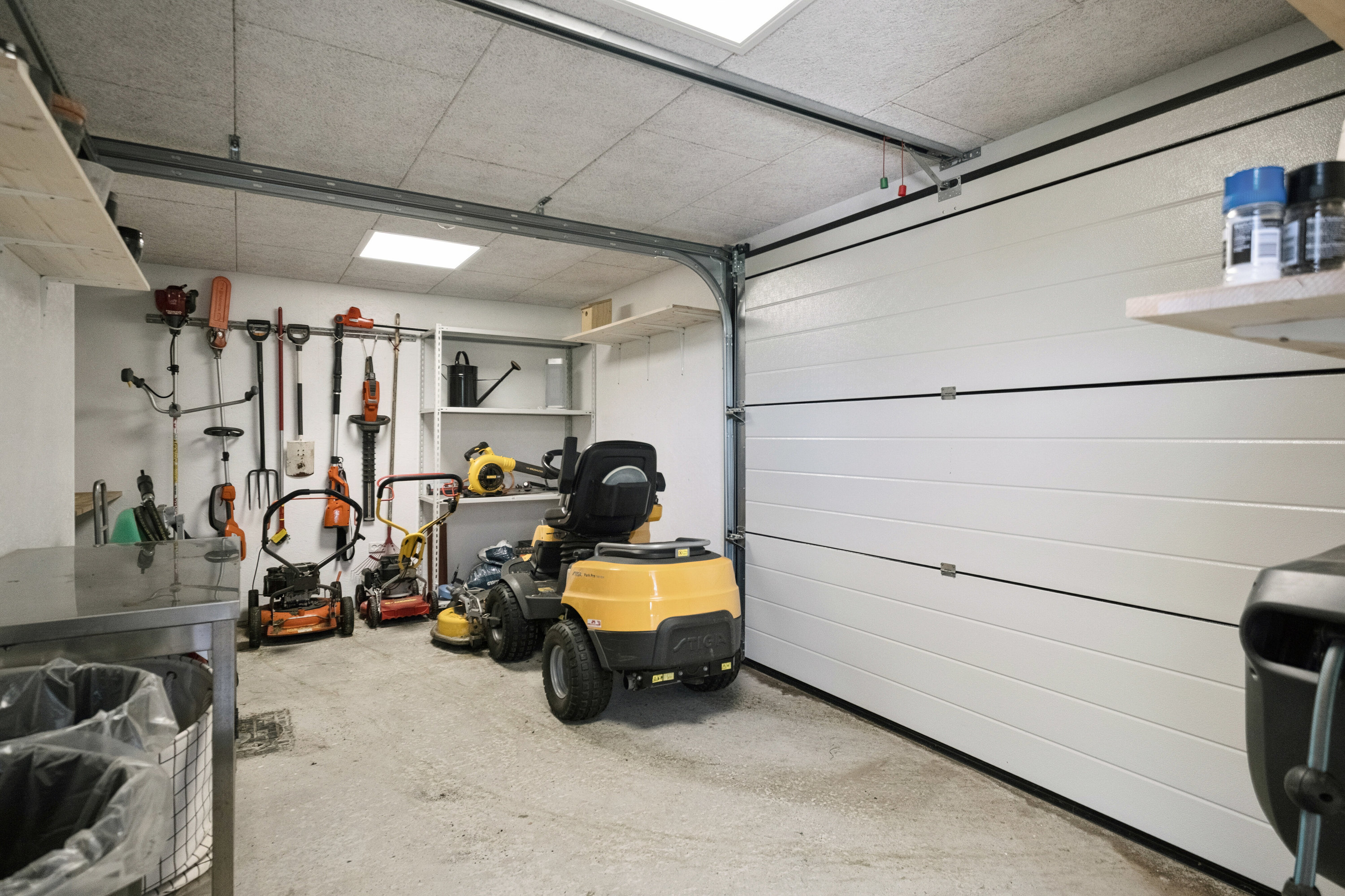 Fremhævet garage billede i fuldskærmstilstand. Billede af Fridtjof Nansens Vej 15, 9800 Hjørring