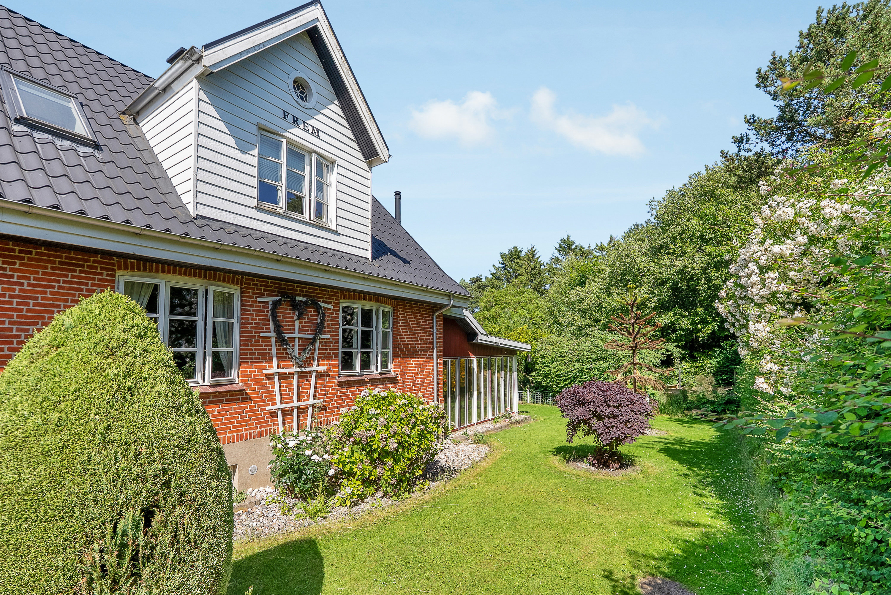 Fremhævet facade billede i fuldskærmstilstand. Billede af Husemosevej 13, Spedsbjerg, 5491 Blommenslyst