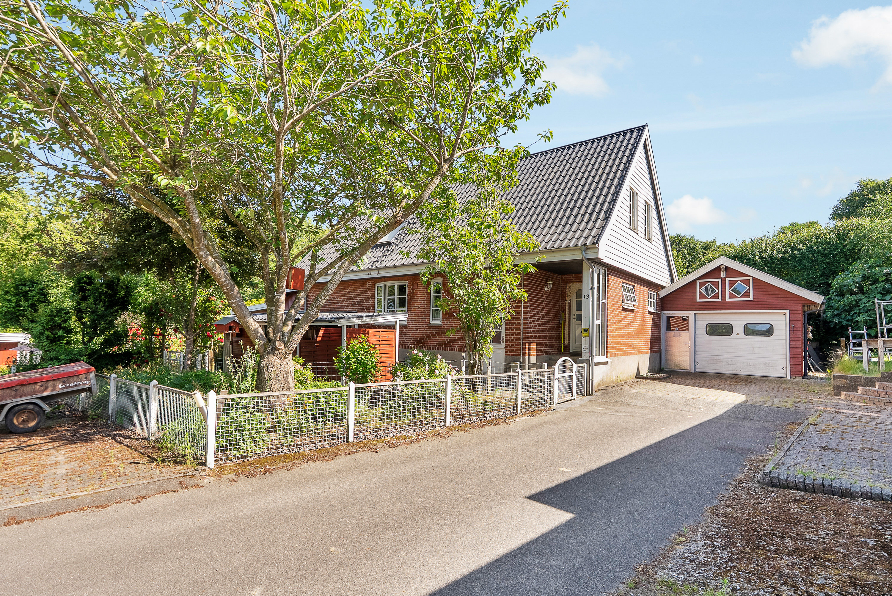 Fremhævet facade billede i fuldskærmstilstand. Billede af Husemosevej 13, Spedsbjerg, 5491 Blommenslyst