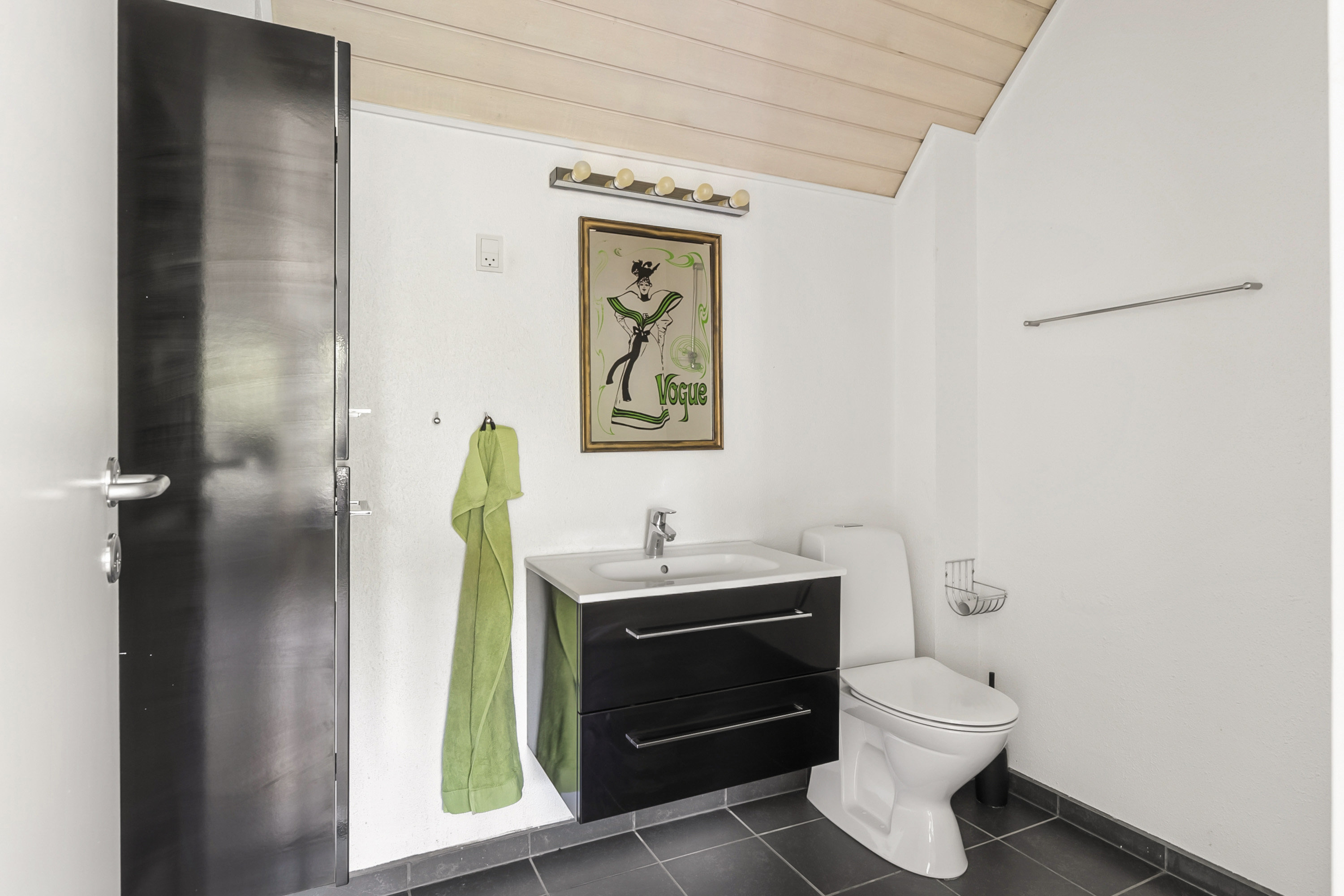 Fremhævet toilet billede i fuldskærmstilstand. Billede af Høgelsbjerg 39, 6200 Aabenraa