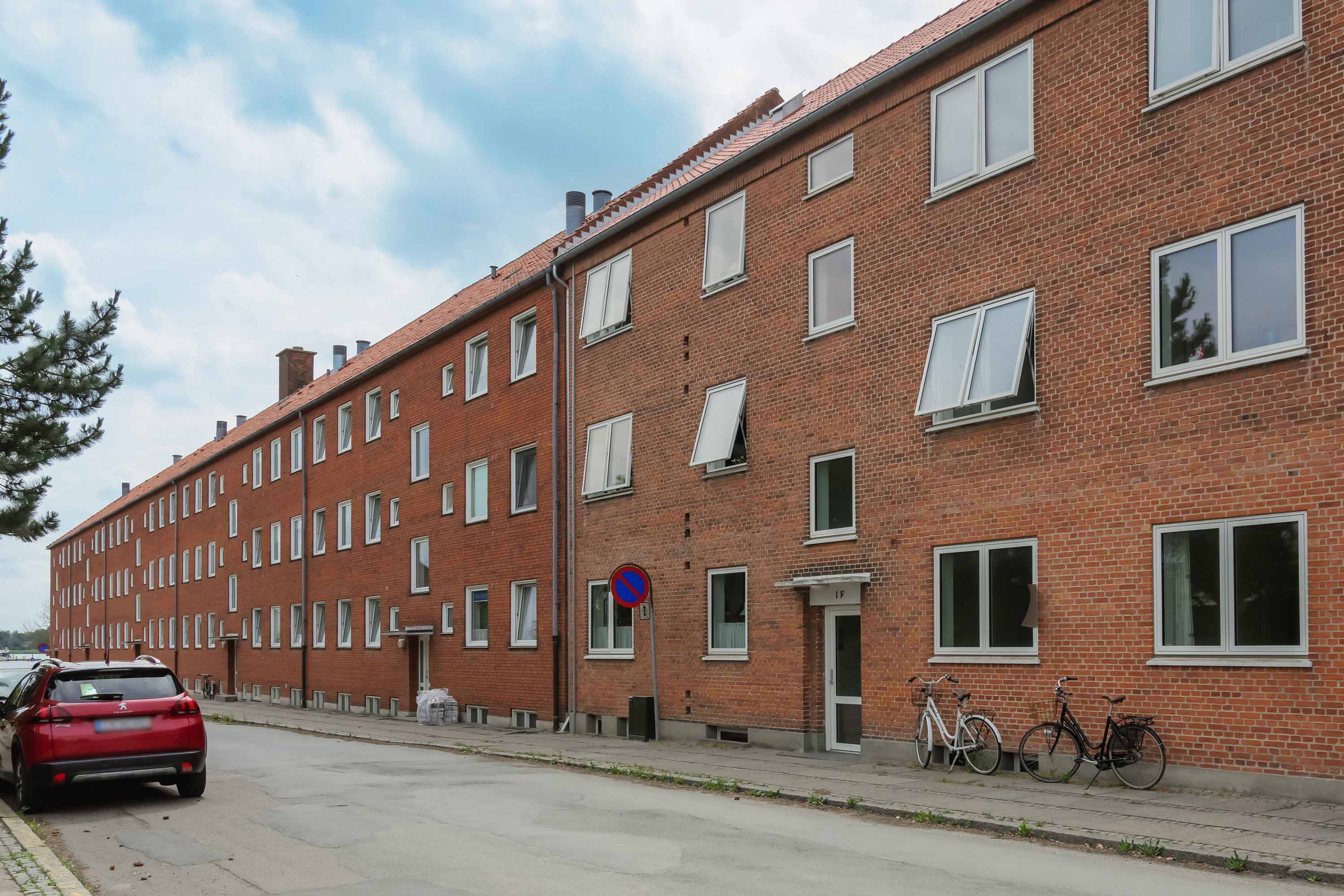 Fremhævet facade billede i fuldskærmstilstand. Billede af Fjordvej 1F, 1. tv., 4800 Nykøbing F