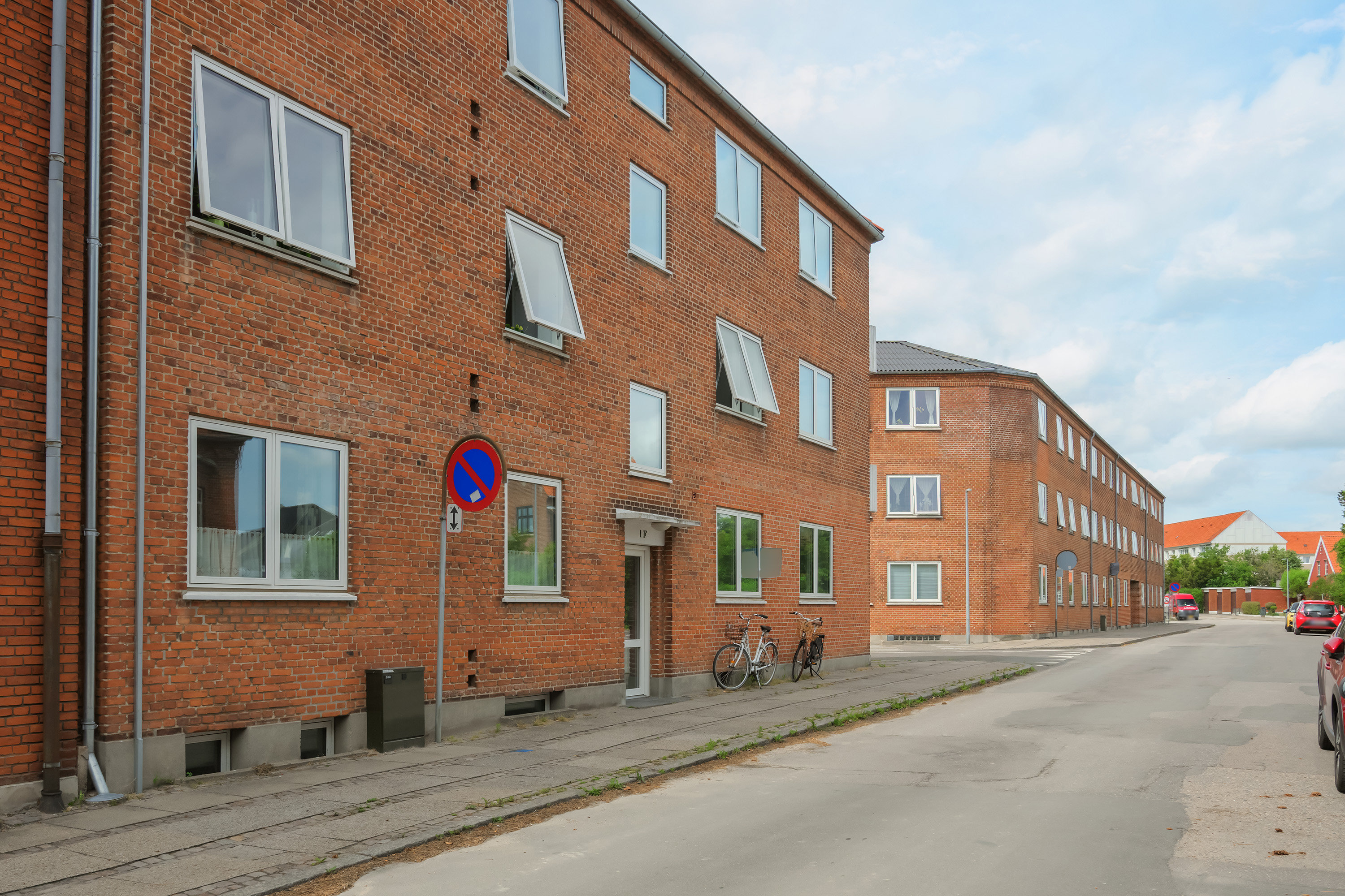 Fremhævet set fra vejen billede i fuldskærmstilstand. Billede af Fjordvej 1F, 1. tv., 4800 Nykøbing F
