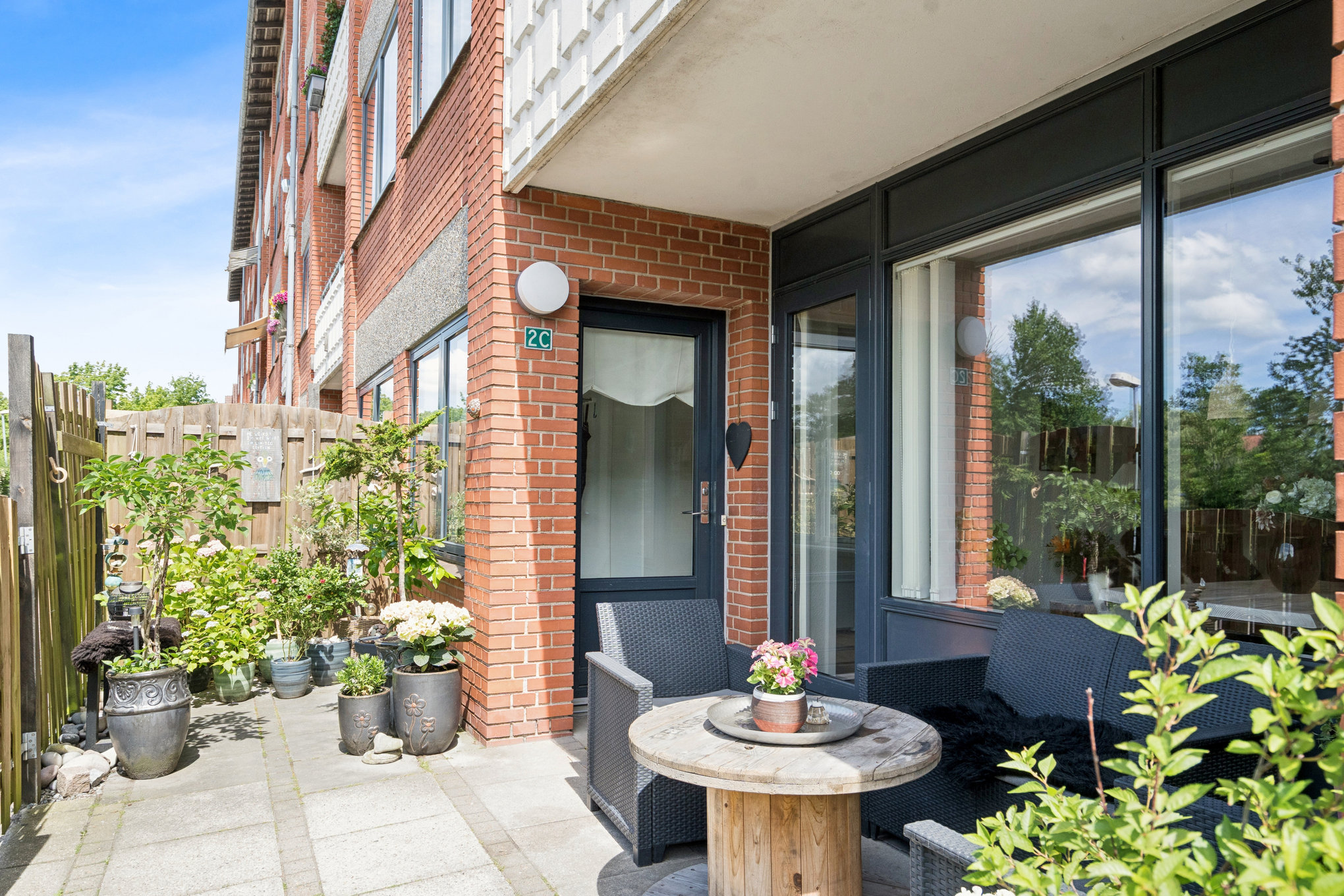 Fremhævet terrasse billede i fuldskærmstilstand. Billede af Løvenholmvej 2C, 8930 Randers NØ