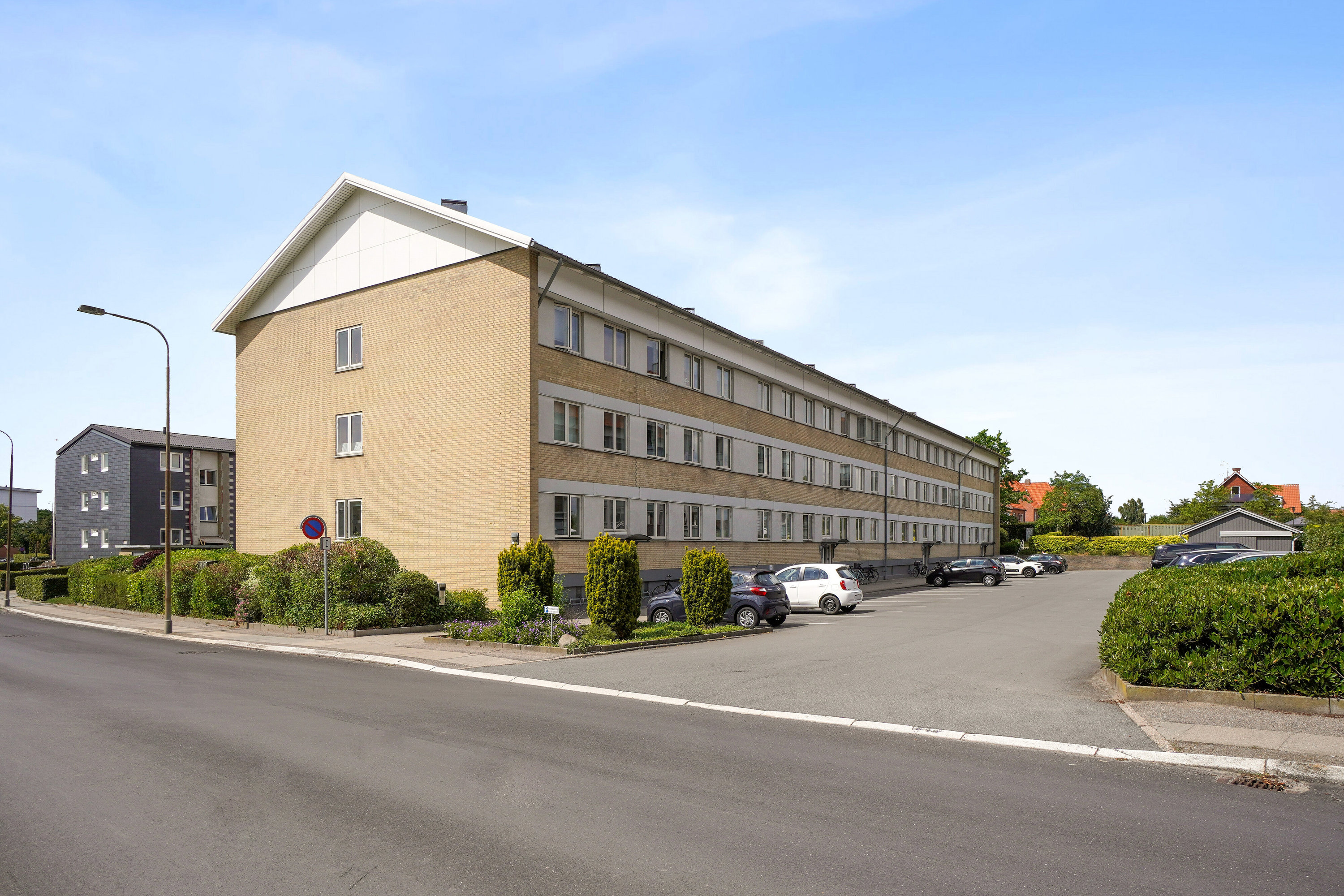 Fremhævet set fra vejen billede i fuldskærmstilstand. Billede af Neergårdsparken 15, st. 1., 4000 Roskilde