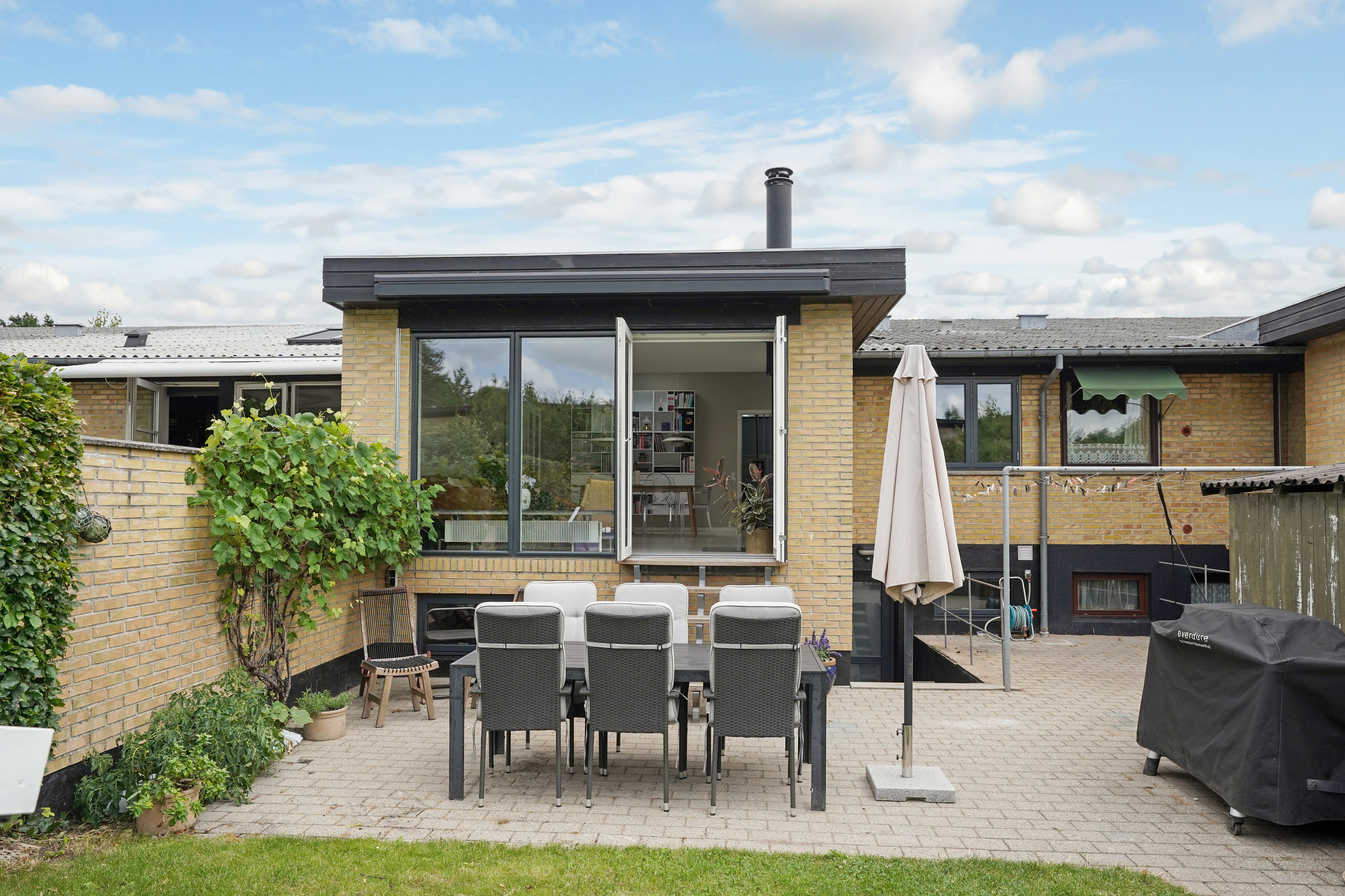 Fremhævet terrasse billede i fuldskærmstilstand. Billede af Erholmvænget 27, 5230 Odense M