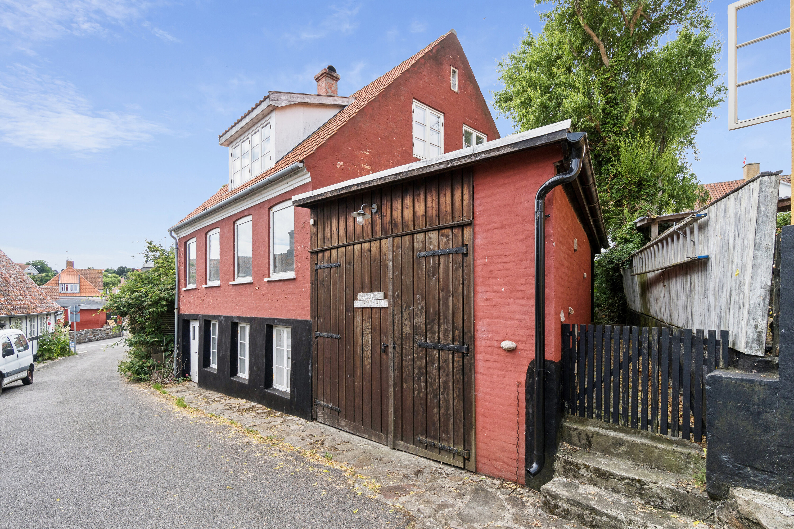 Fremhævet facade billede i fuldskærmstilstand. Billede af Løkkegade 4, 3760 Gudhjem