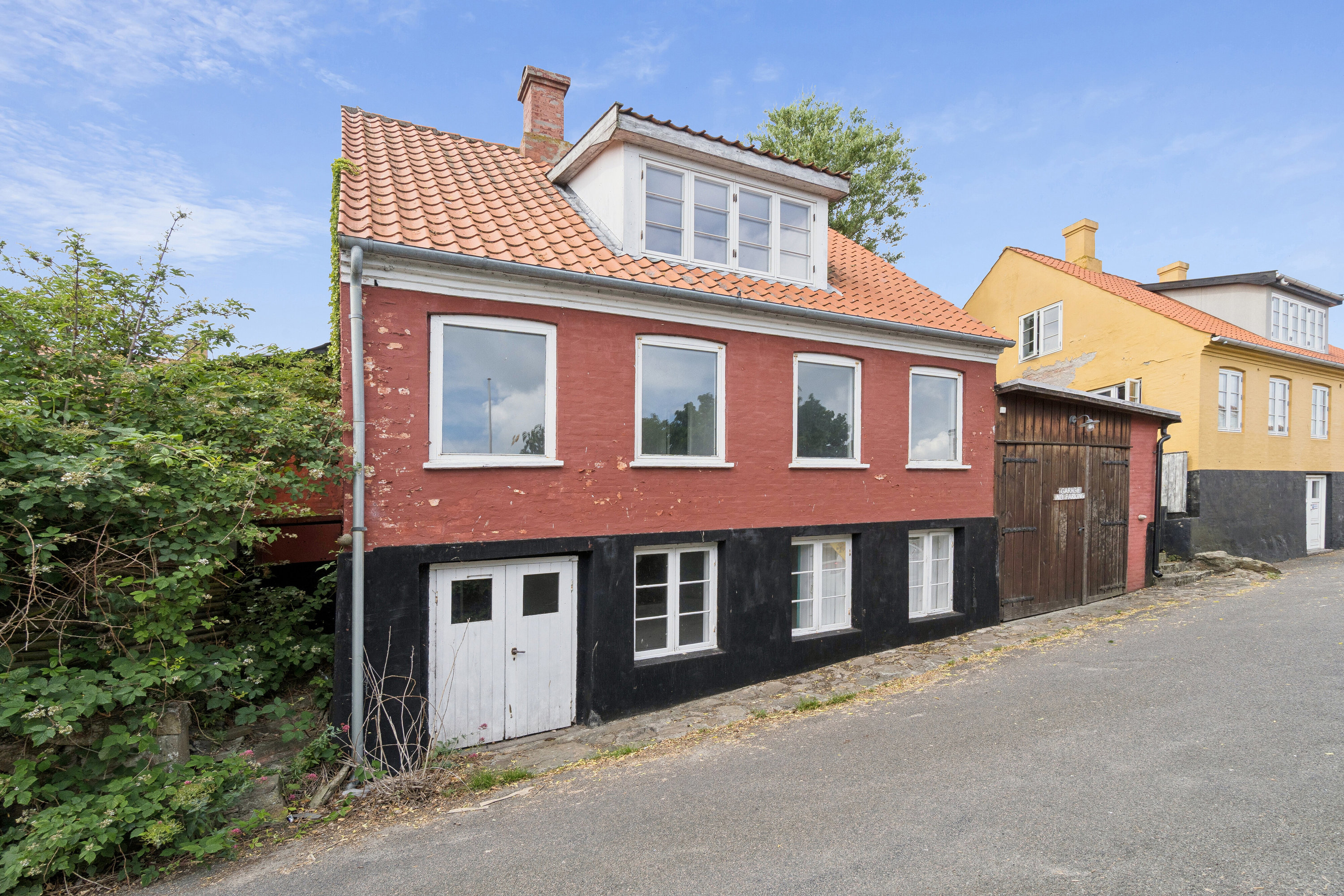 Fremhævet set fra vejen billede i fuldskærmstilstand. Billede af Løkkegade 4, 3760 Gudhjem