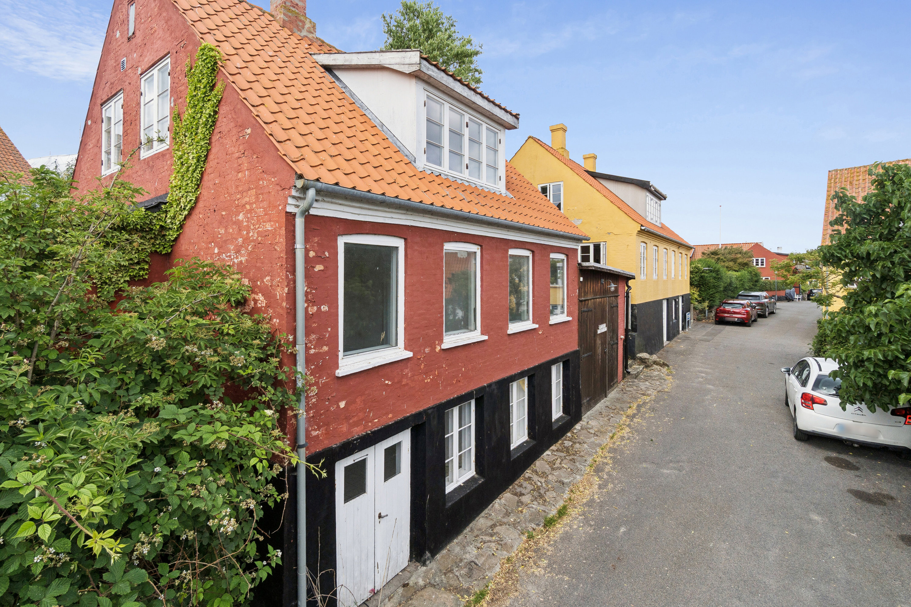 Fremhævet set fra vejen billede i fuldskærmstilstand. Billede af Løkkegade 4, 3760 Gudhjem