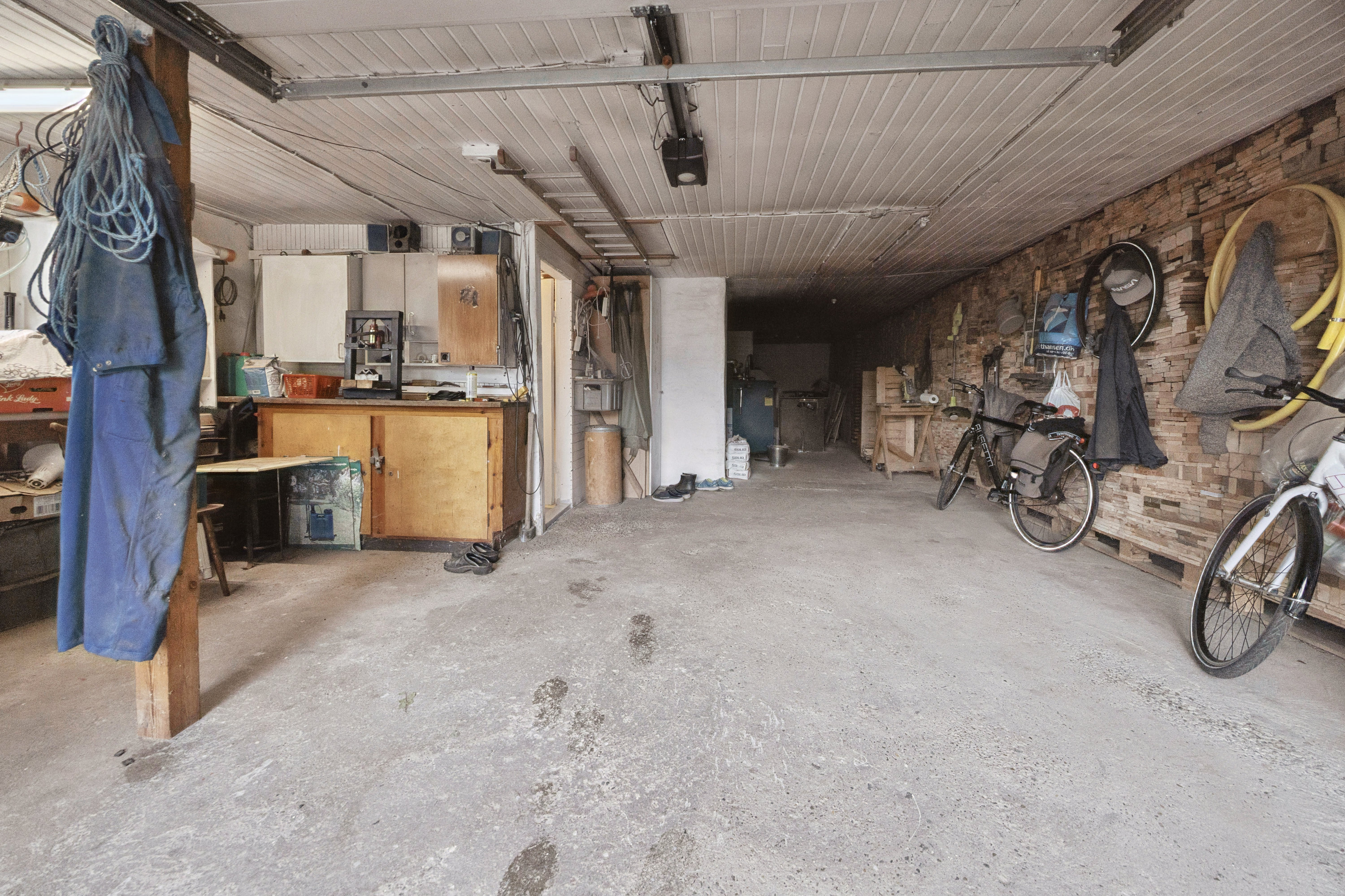 Fremhævet garage billede i fuldskærmstilstand. Billede af Uggerbyvej 17, Åbyen, 9850 Hirtshals