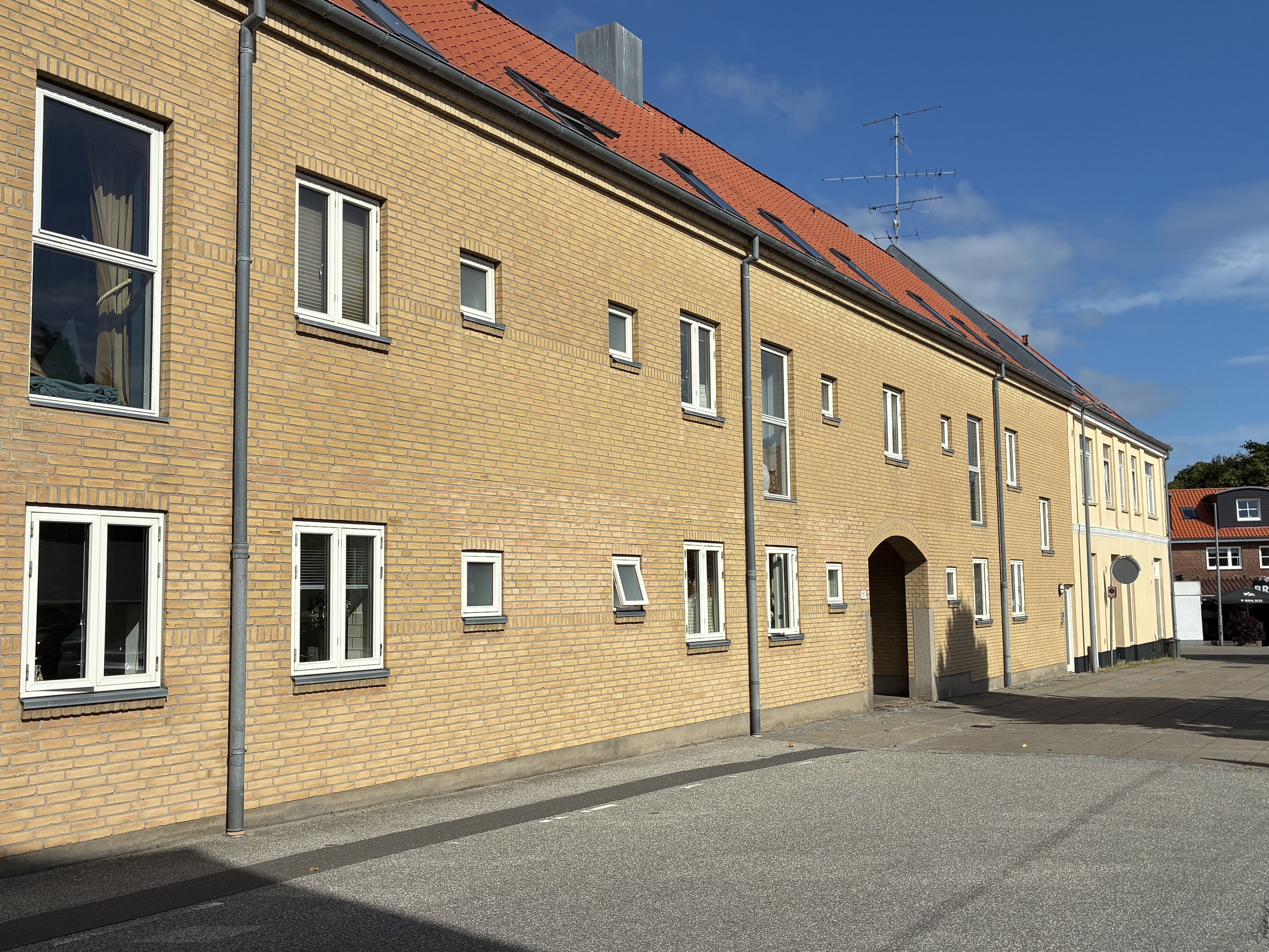 Fremhævet facade billede i fuldskærmstilstand. Billede af Chr. Pedersensvej 2C, 1. tv., 9300 Sæby