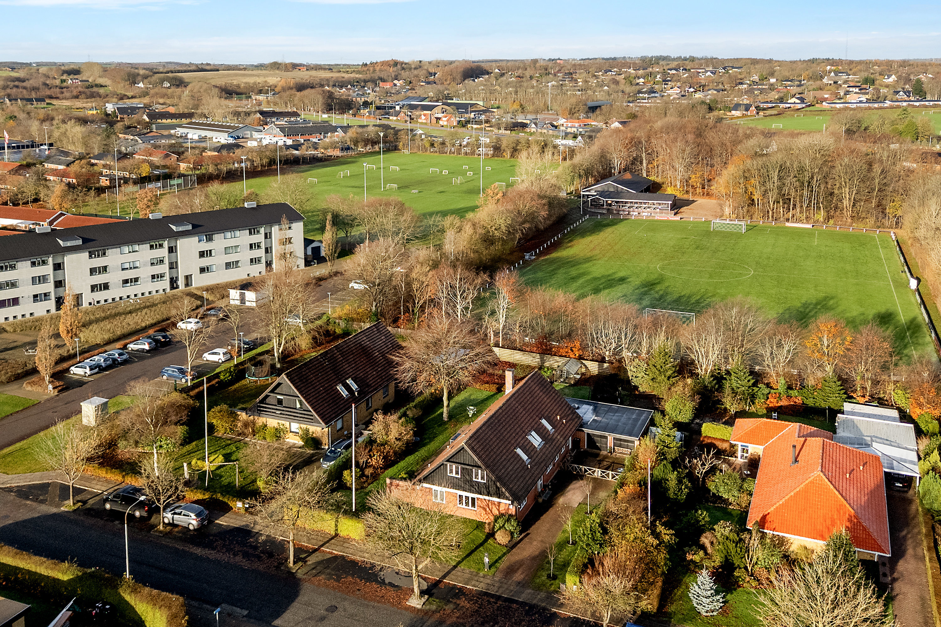 Fremhævet facade billede i fuldskærmstilstand. Billede af Svanevej 28, 6920 Videbæk